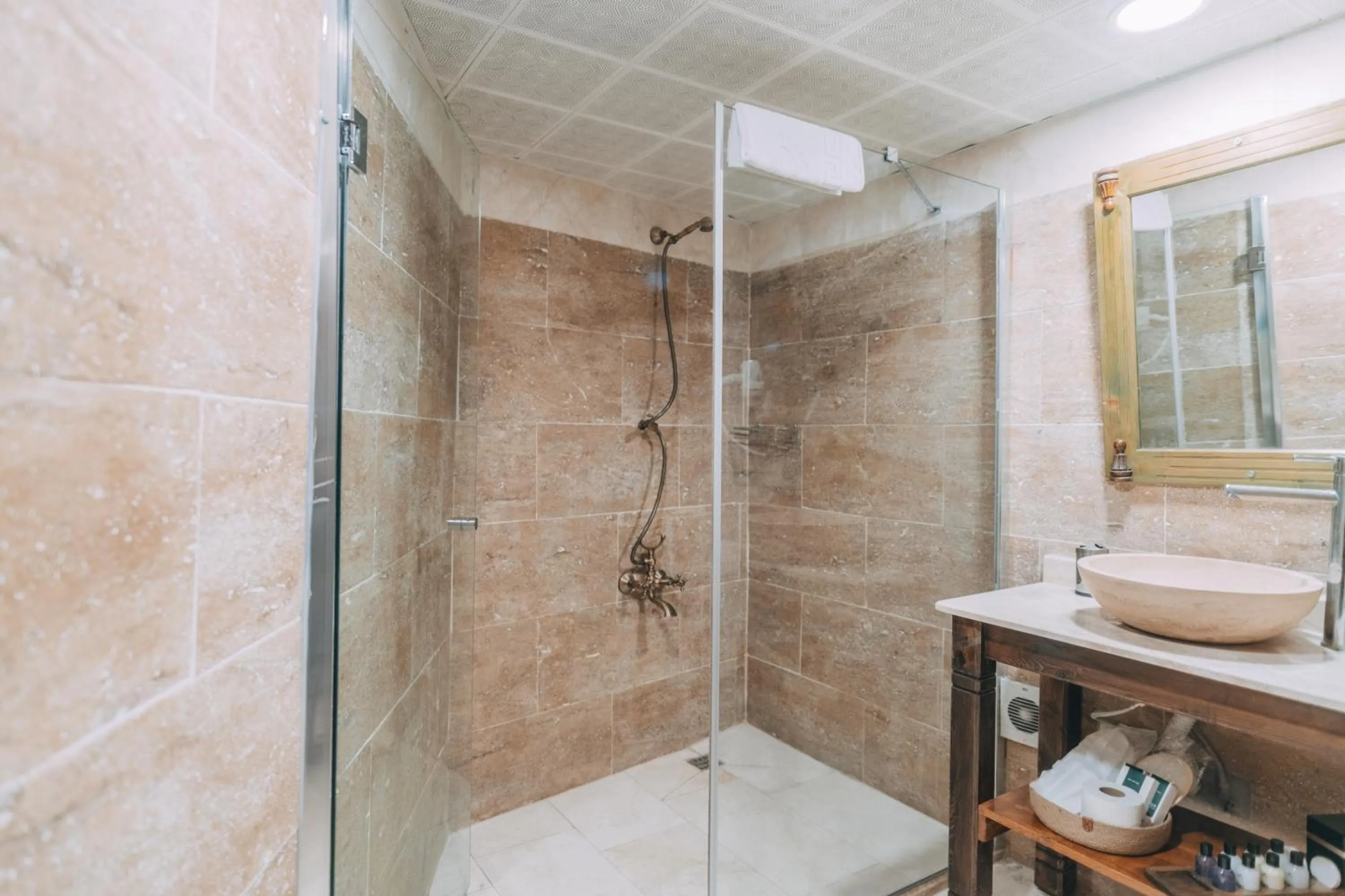 Shower in Sora Cave Hotel