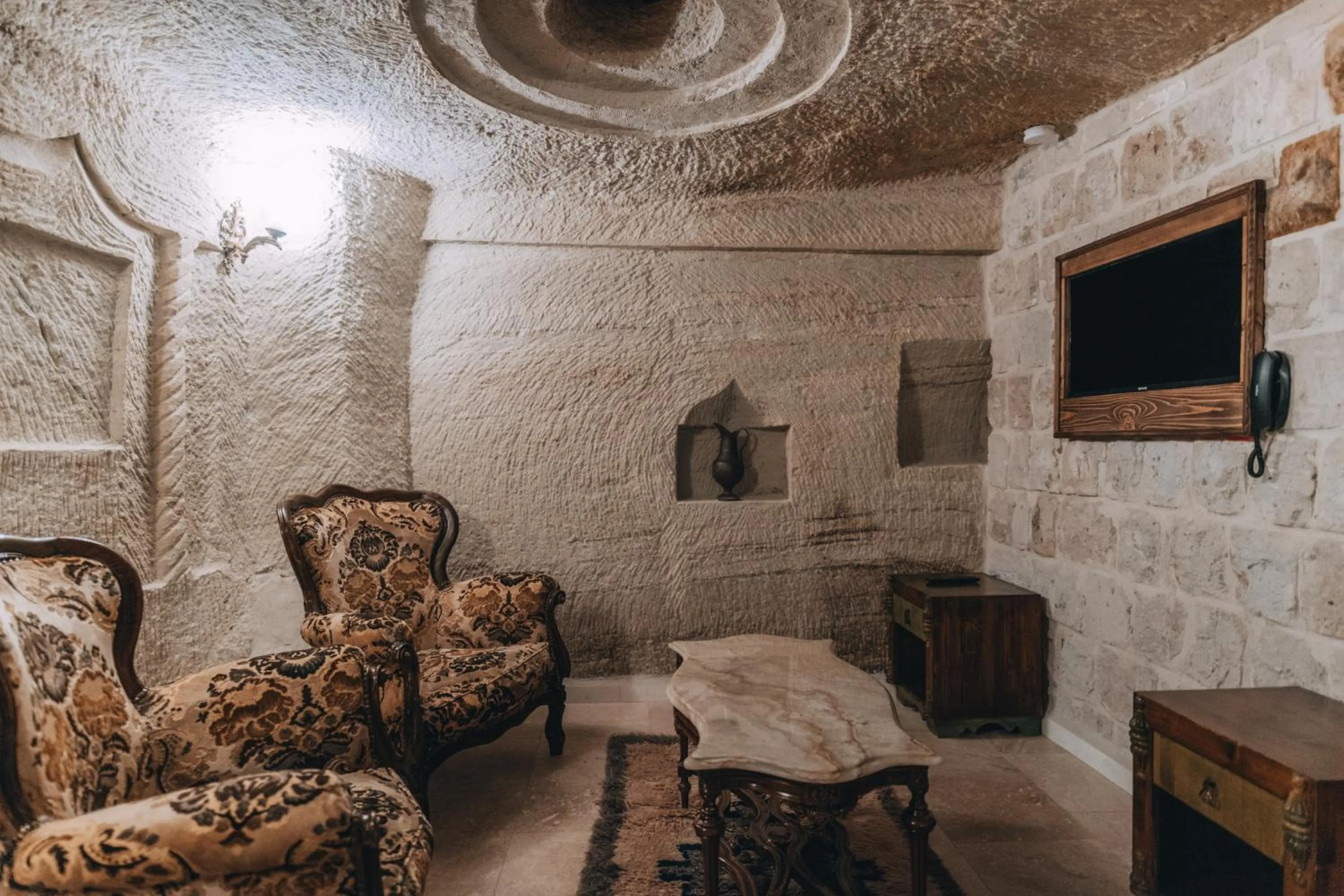 Communal lounge/ TV room in Sora Cave Hotel