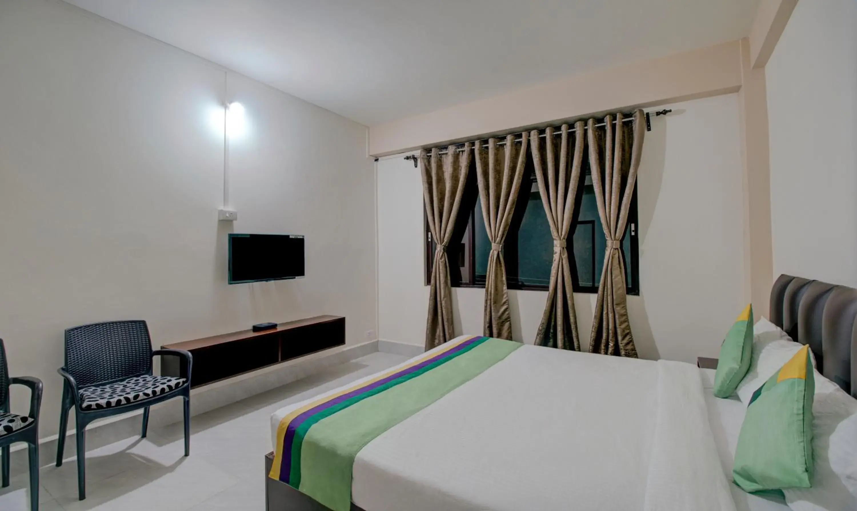 Deluxe Room - single occupancy in Treebo Staying Center Deluxe Room - single occupancy in Treebo Staying Center