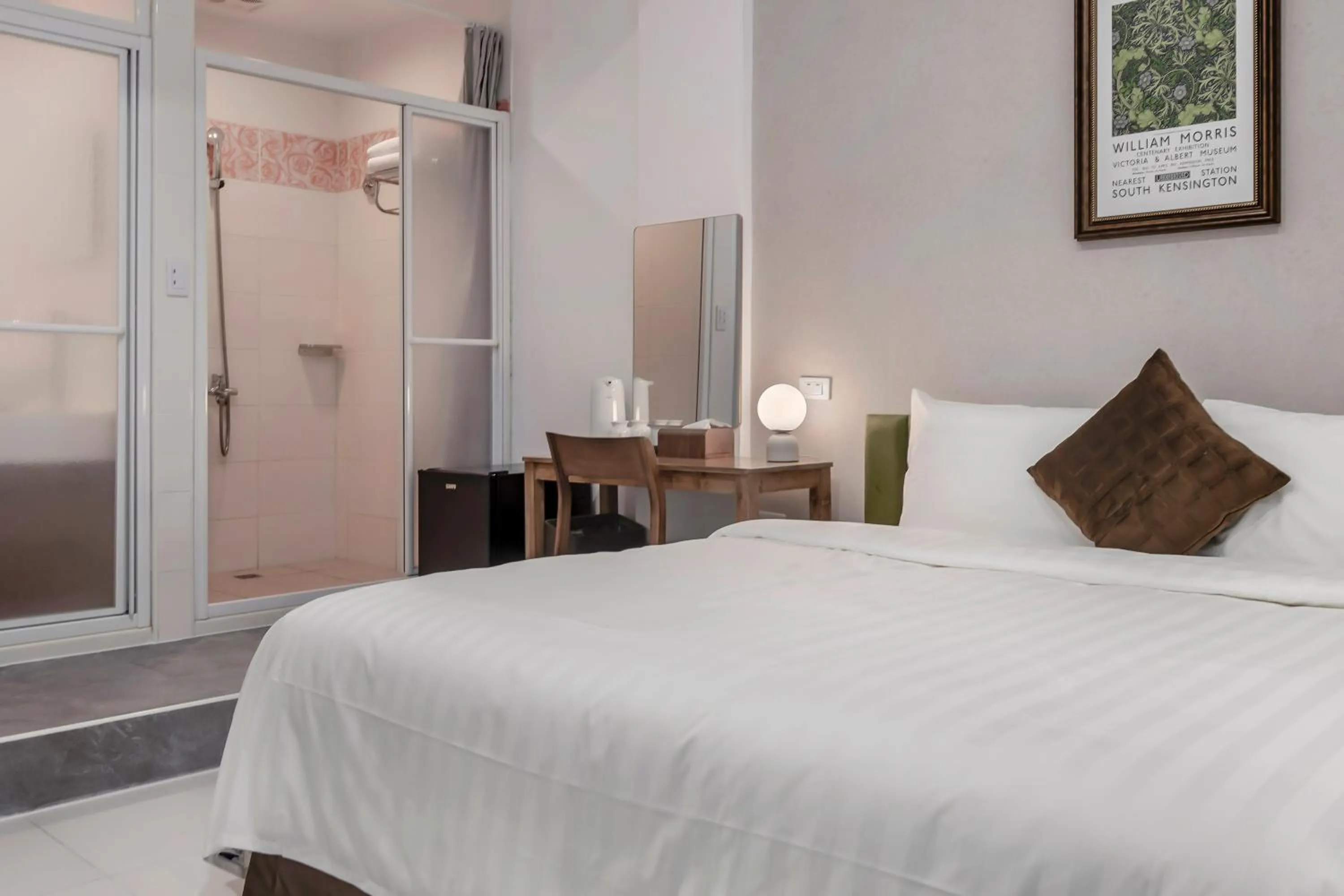 Photo of the whole room, Bed in Sunset Mu Style Inn