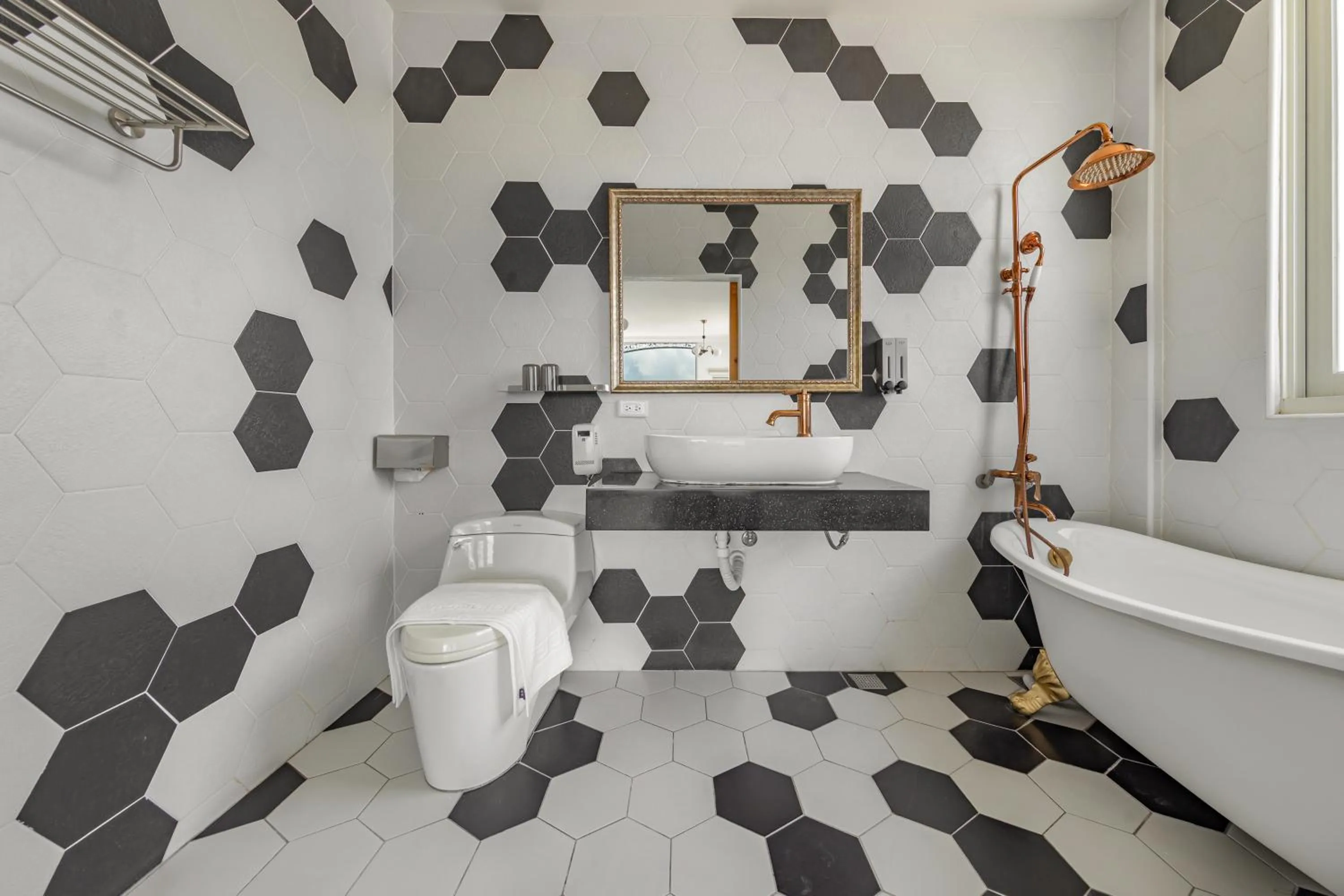 Toilet in Sunset Mu Style Inn