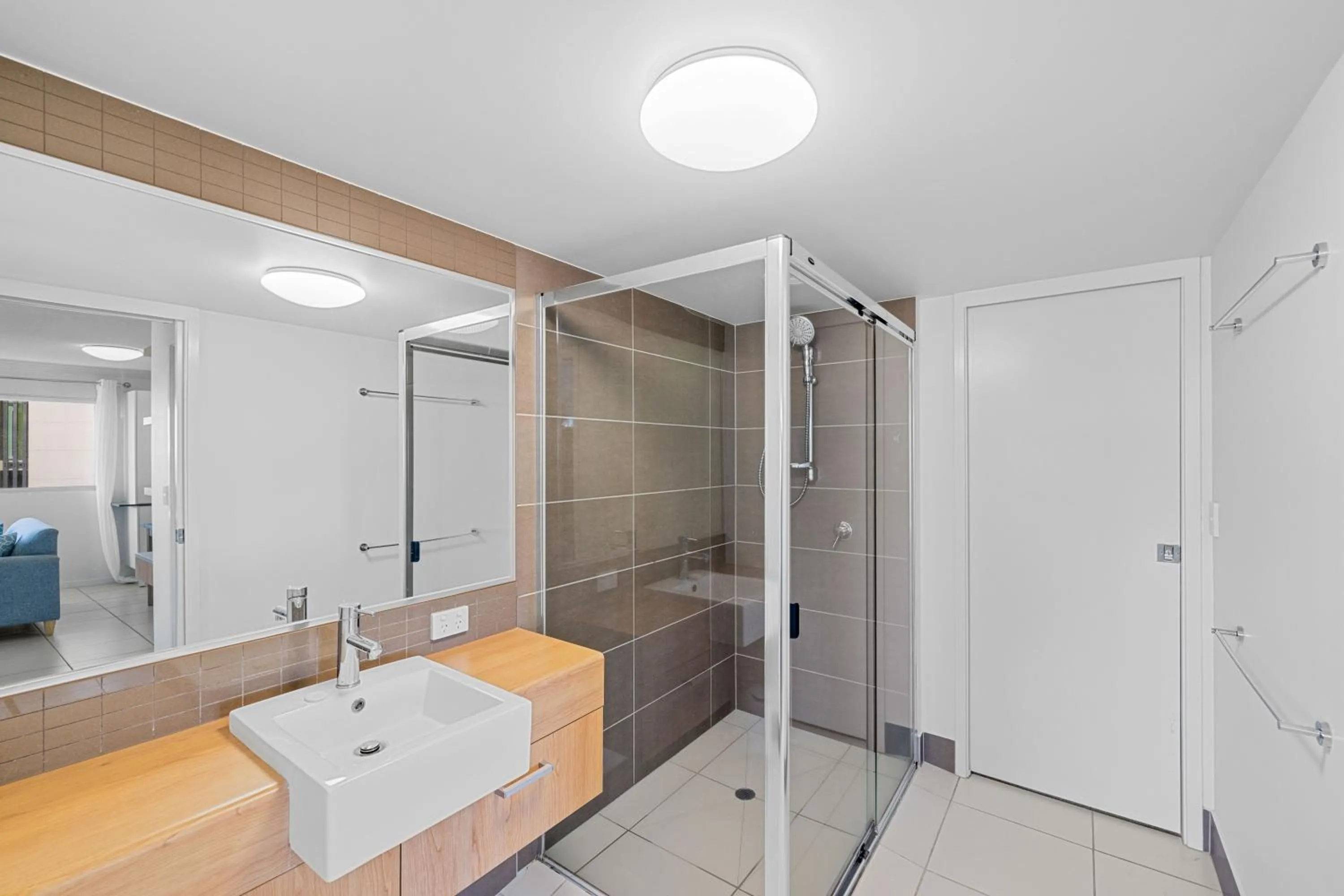 Shower in Broadwater on the Peninsula