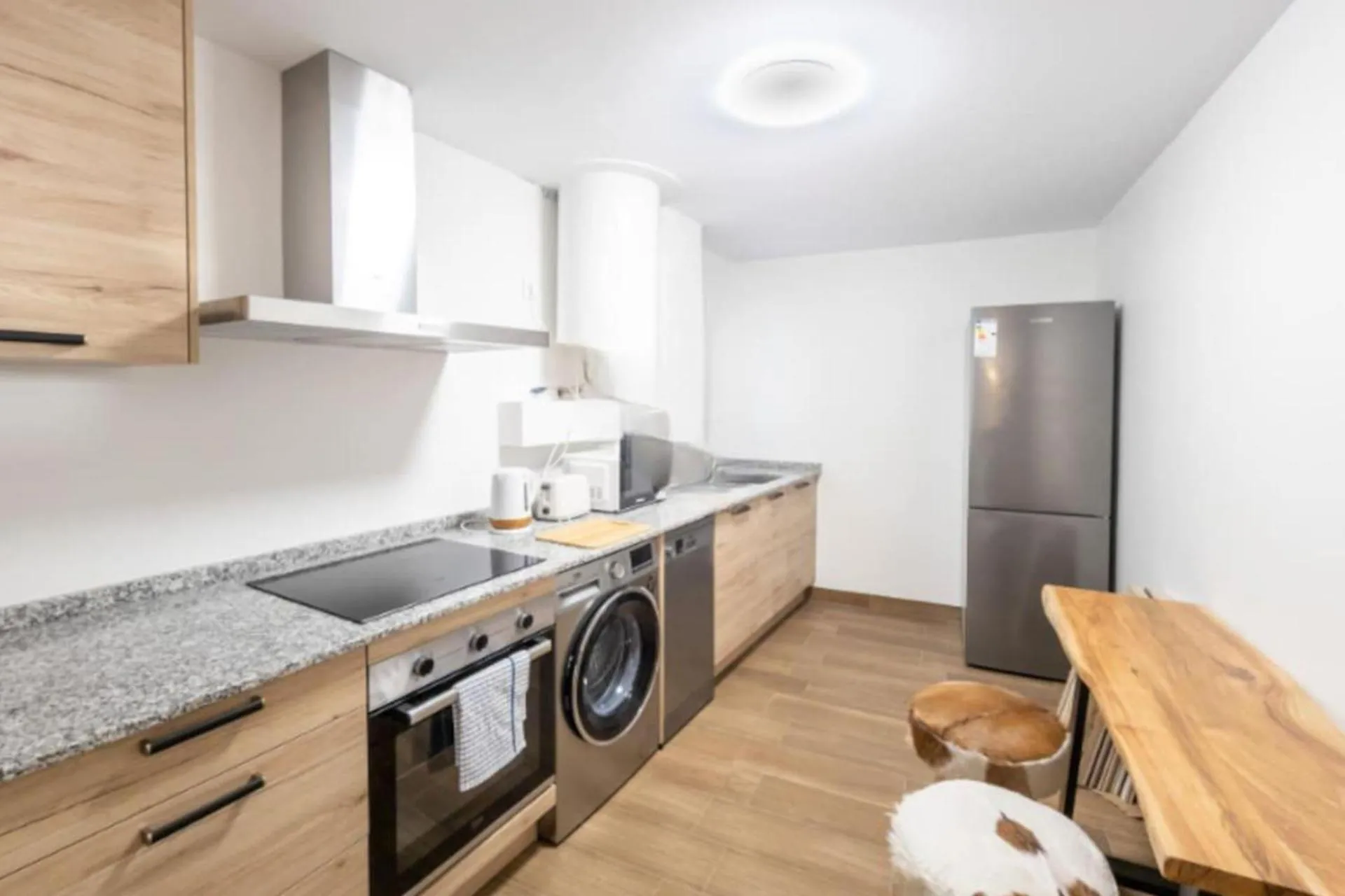 3 Bed Apartment Sleeps 6 - Free Parking & Balcony