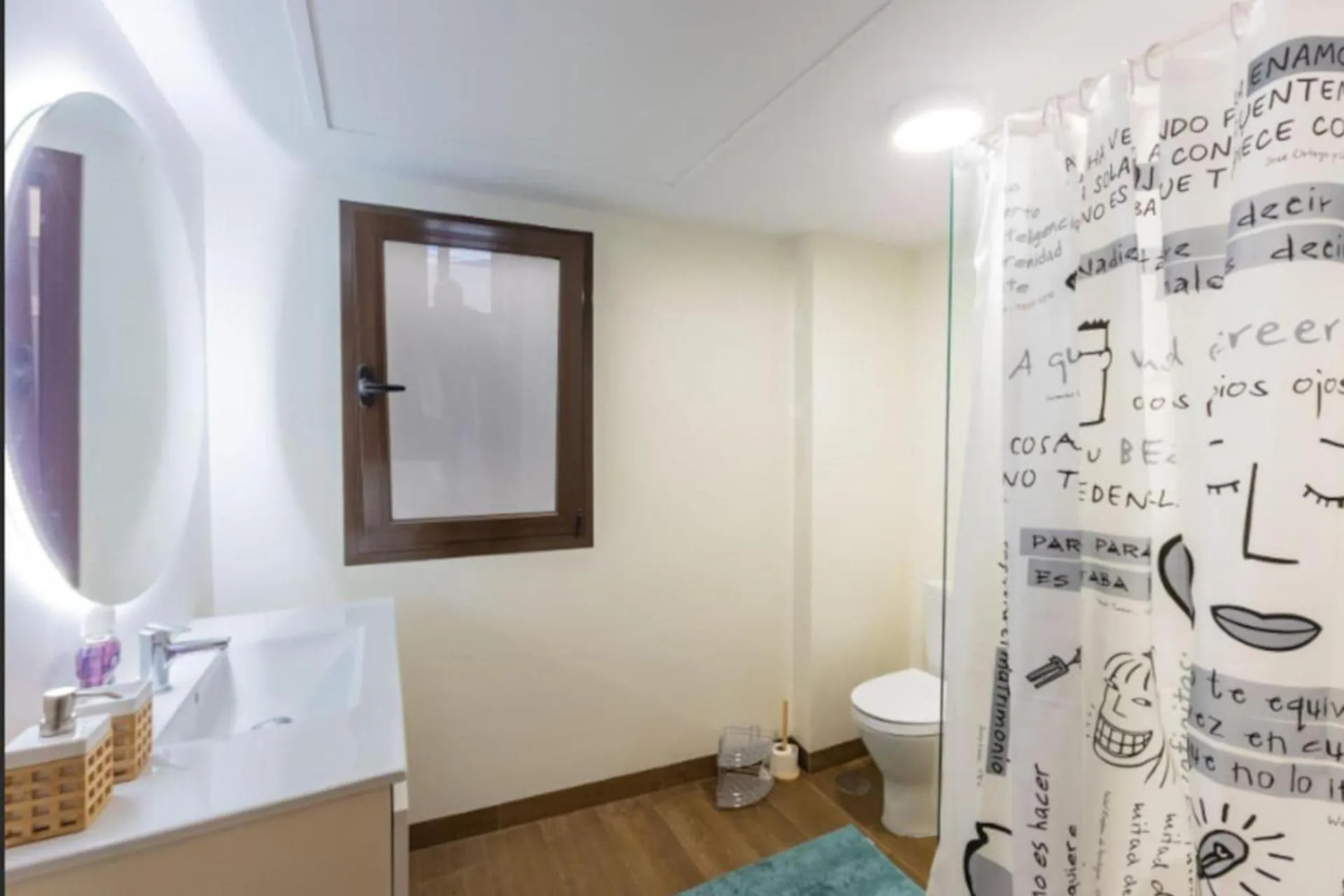 3 Bed Apartment Sleeps 6 - Free Parking & Balcony