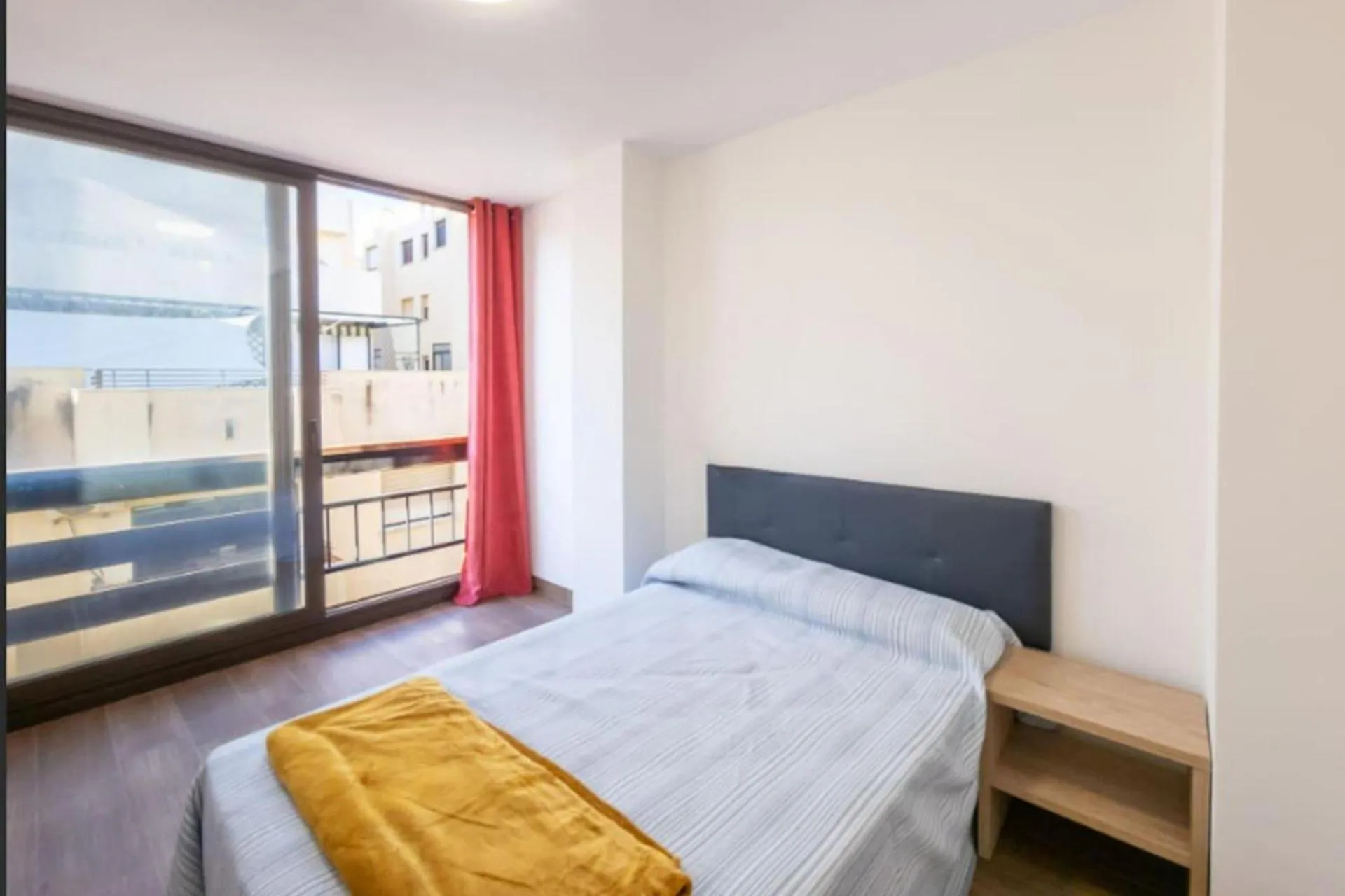 3 Bed Apartment Sleeps 6 - Free Parking & Balcony