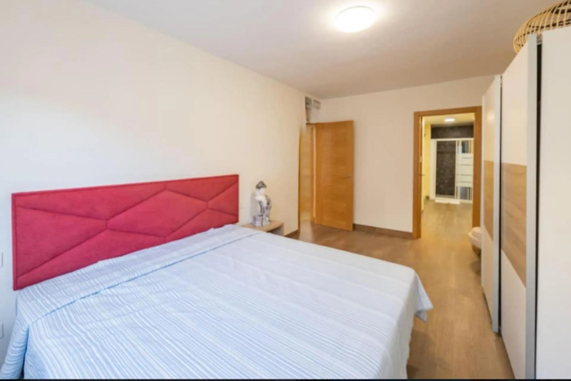 3 Bed Apartment Sleeps 6 - Free Parking & Balcony
