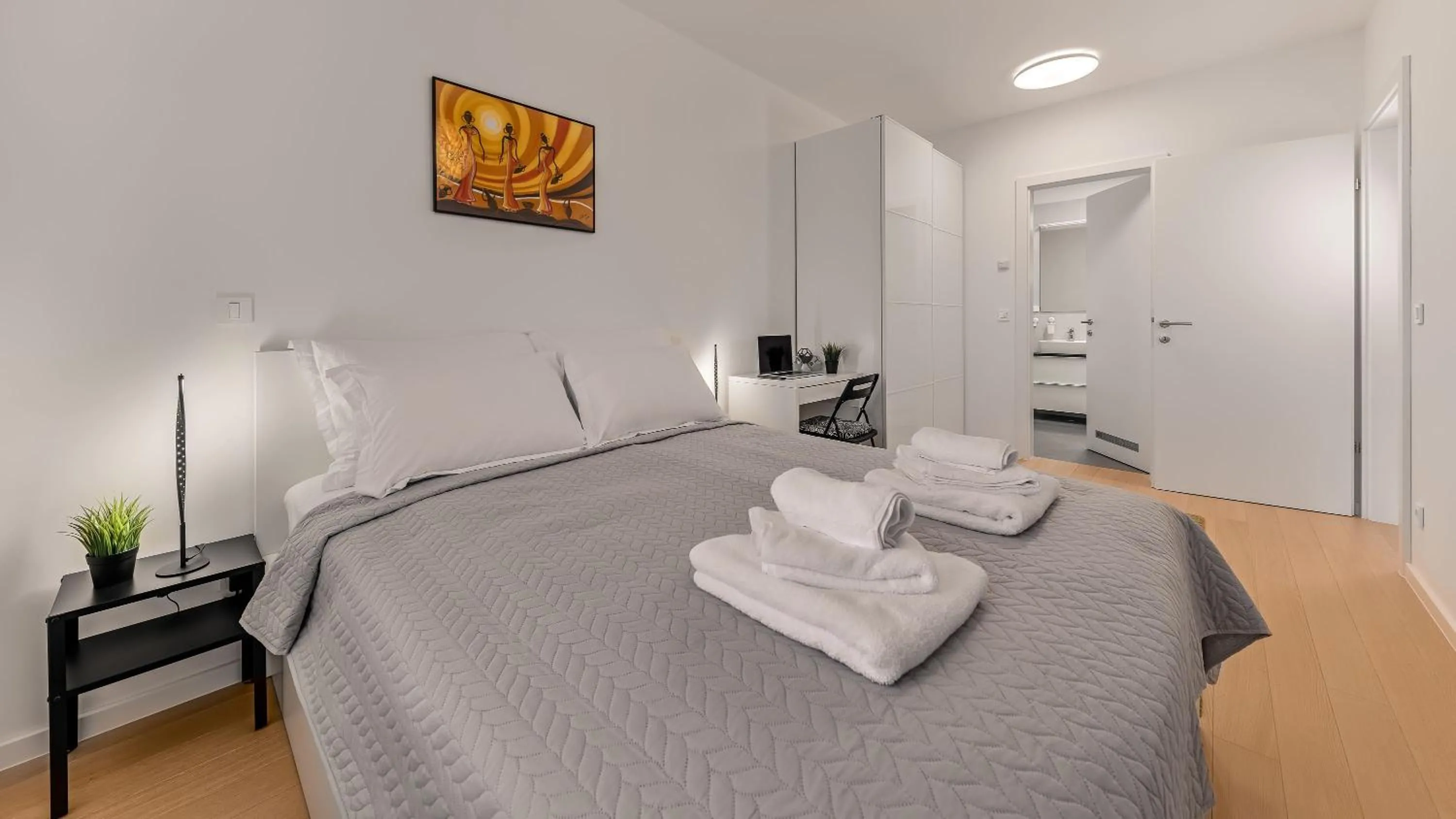 Bed in Good Vibes Lux, 2BDR, Parking, 2BATH