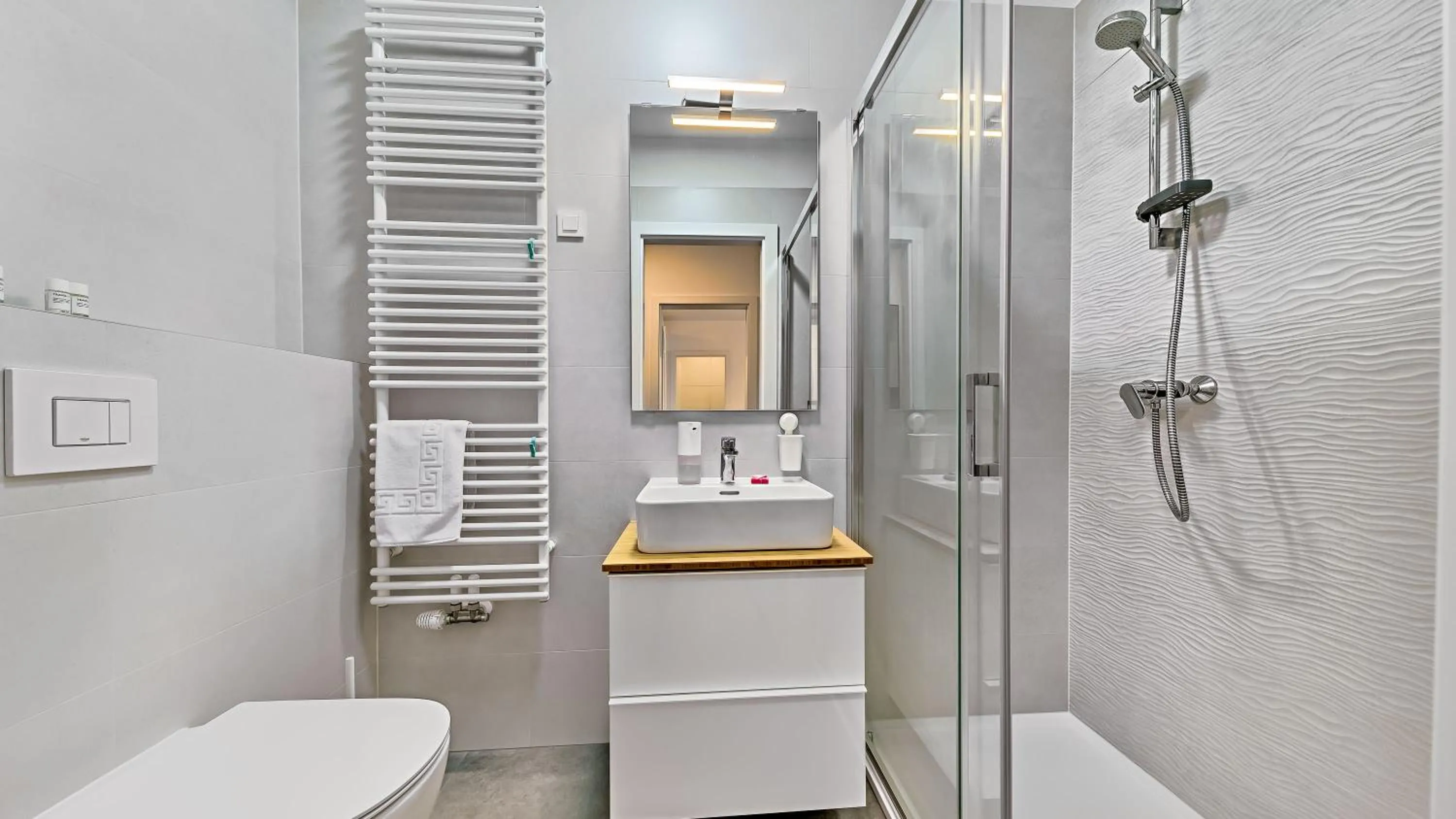 Shower in Good Vibes Lux, 2BDR, Parking, 2BATH