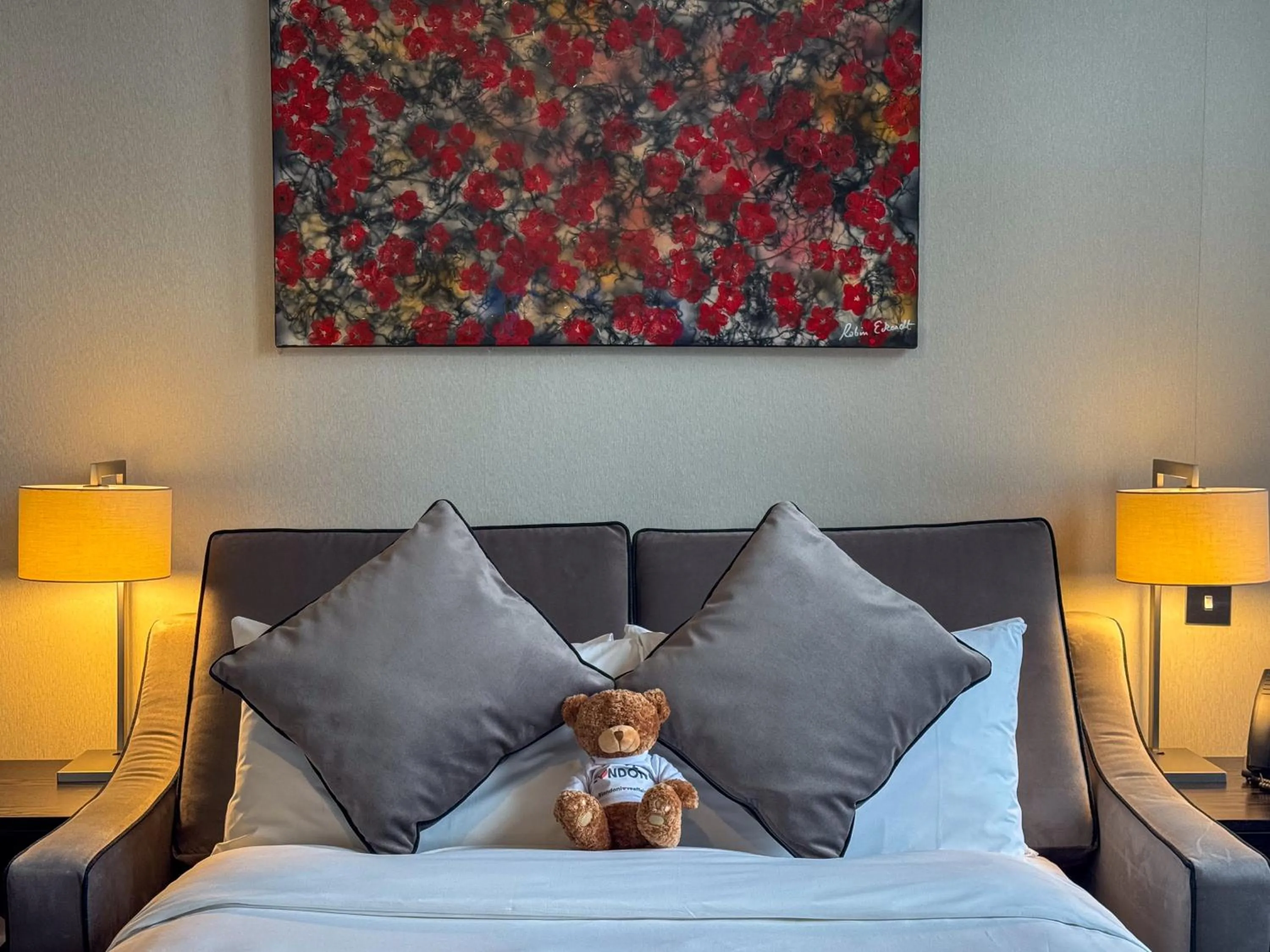 Living room, Bed in Tower Residences by Blue Orchid