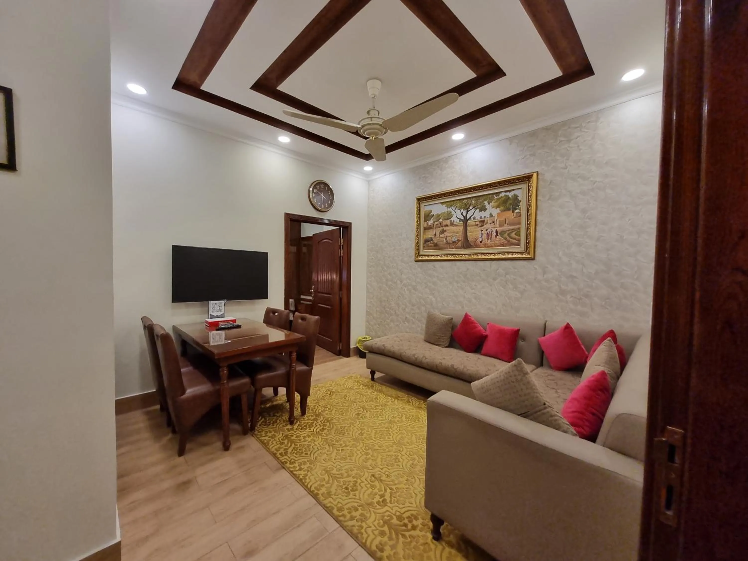 Communal lounge/ TV room in Hayyat Luxury Hotel Suites