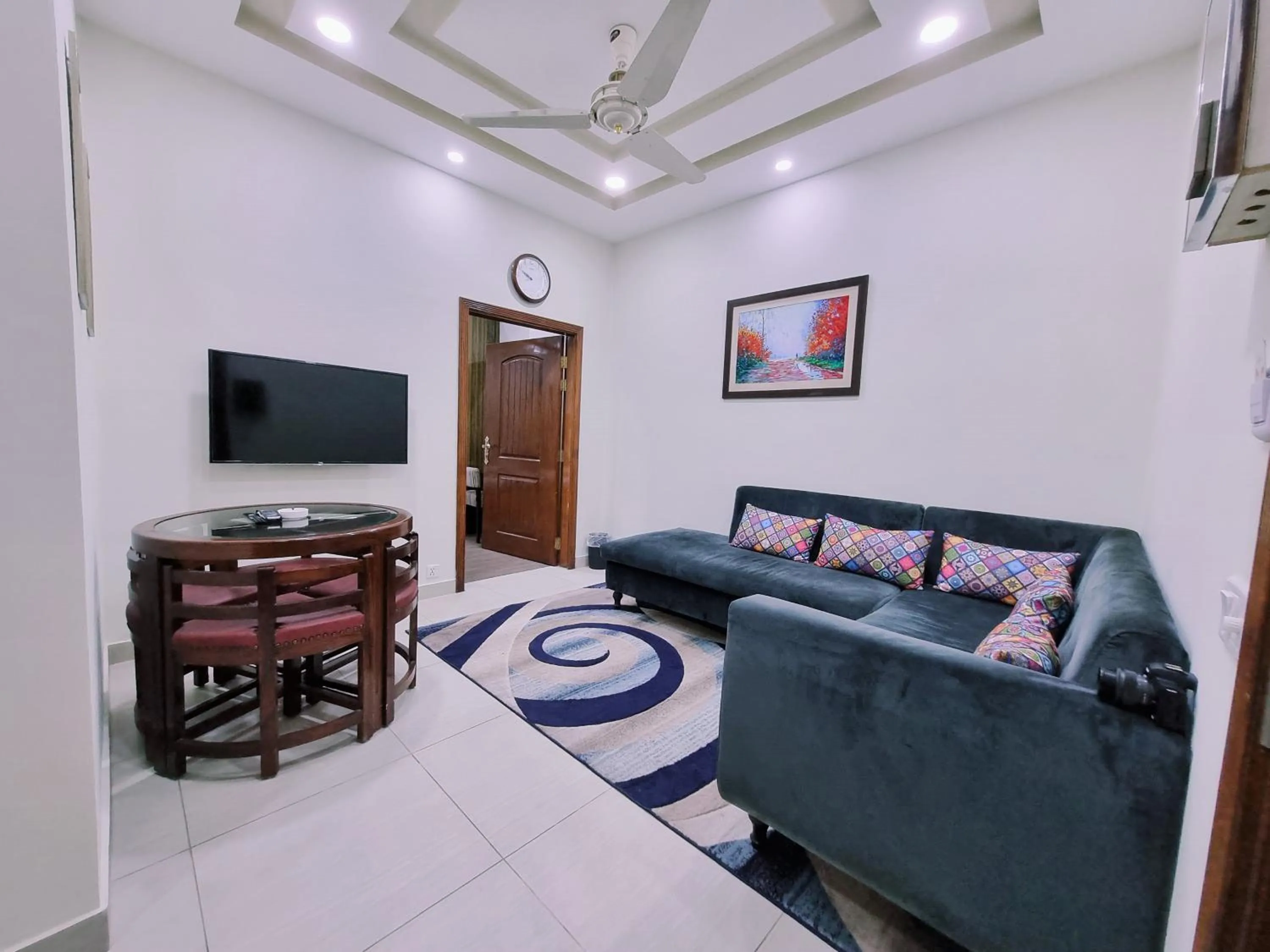 Communal lounge/ TV room in Hayyat Luxury Hotel Suites