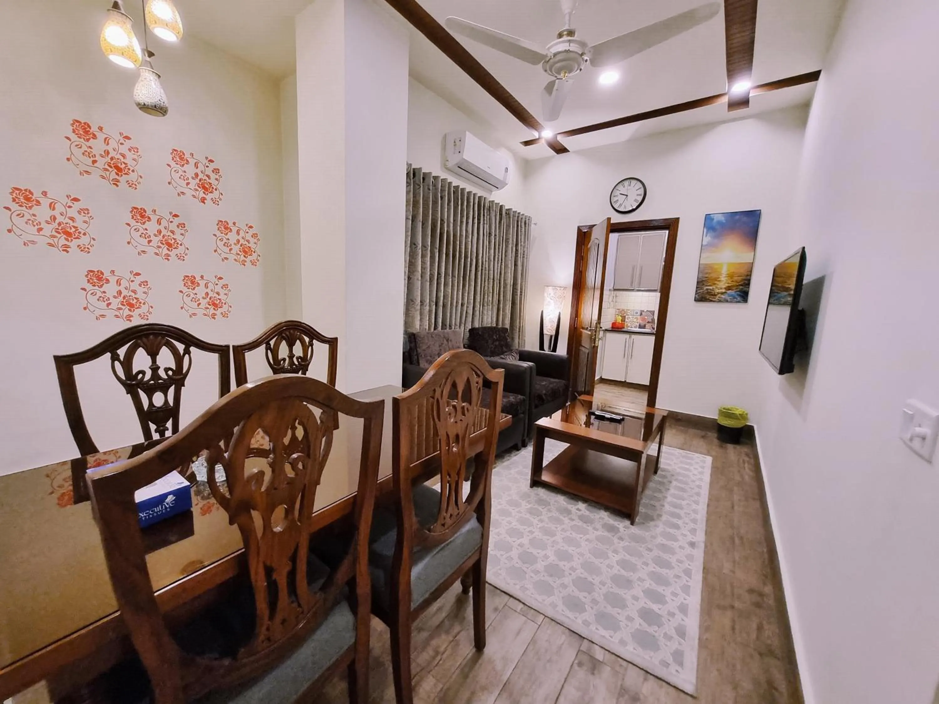 Communal lounge/ TV room in Hayyat Luxury Hotel Suites