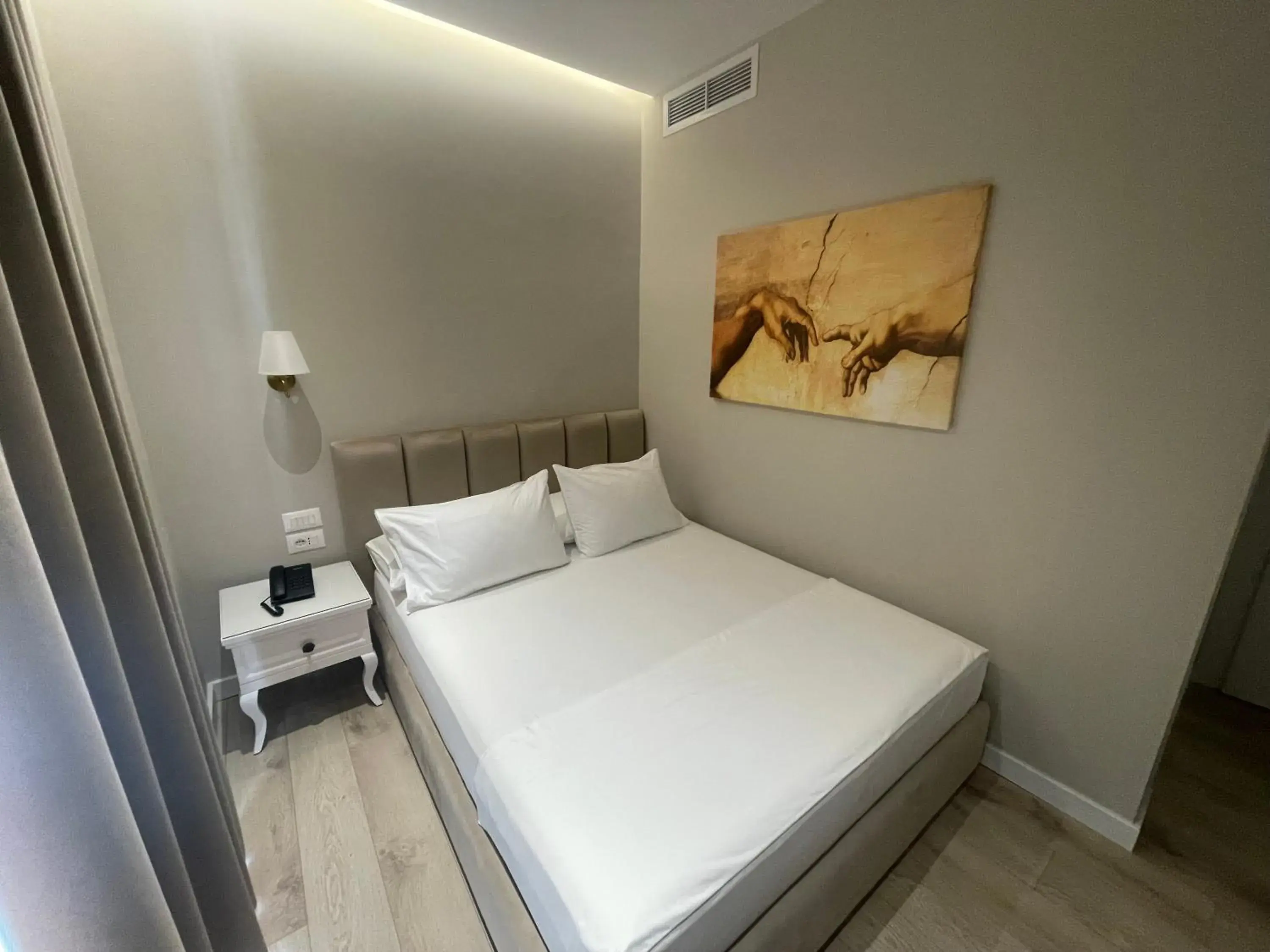 Single Room with Mountain View - single occupancy in Seaside Hotel Single Room with Mountain View - single occupancy in Seaside Hotel