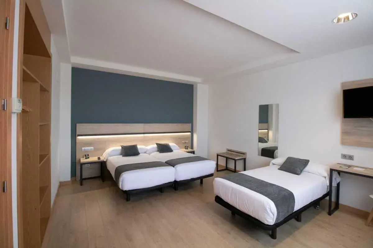 Photo of the whole room, Bed in Alda Valladolid Sur Photo of the whole room, Bed in Alda Valladolid Sur