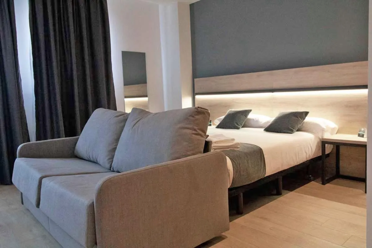 Photo of the whole room, Bed in Alda Valladolid Sur