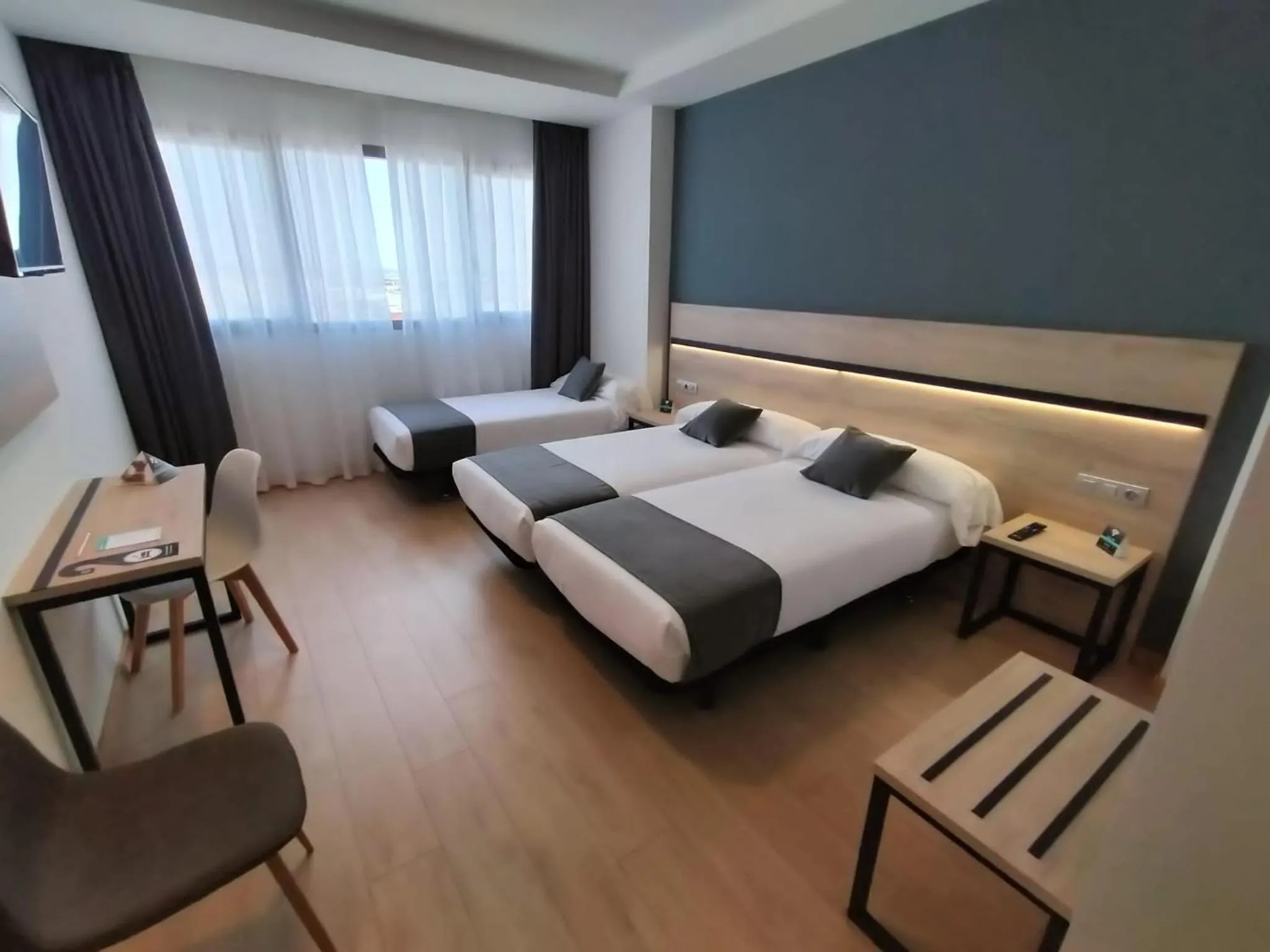 Photo of the whole room, Bed in Alda Valladolid Sur