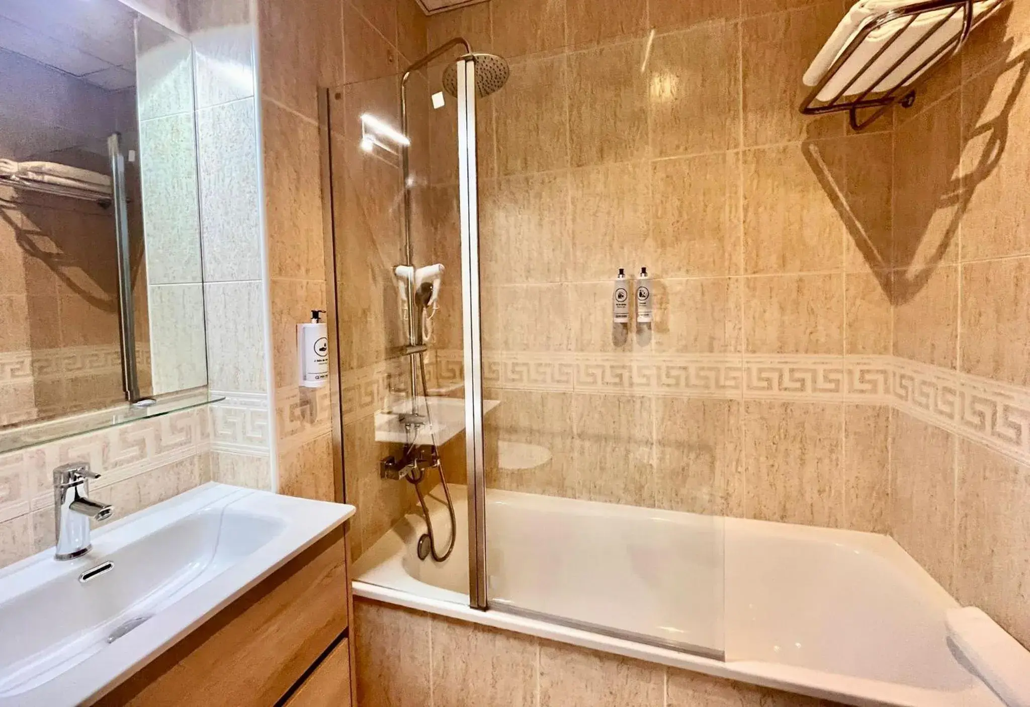 Bathroom in Hotel Alda Malvasía Bathroom in Hotel Alda Malvasía