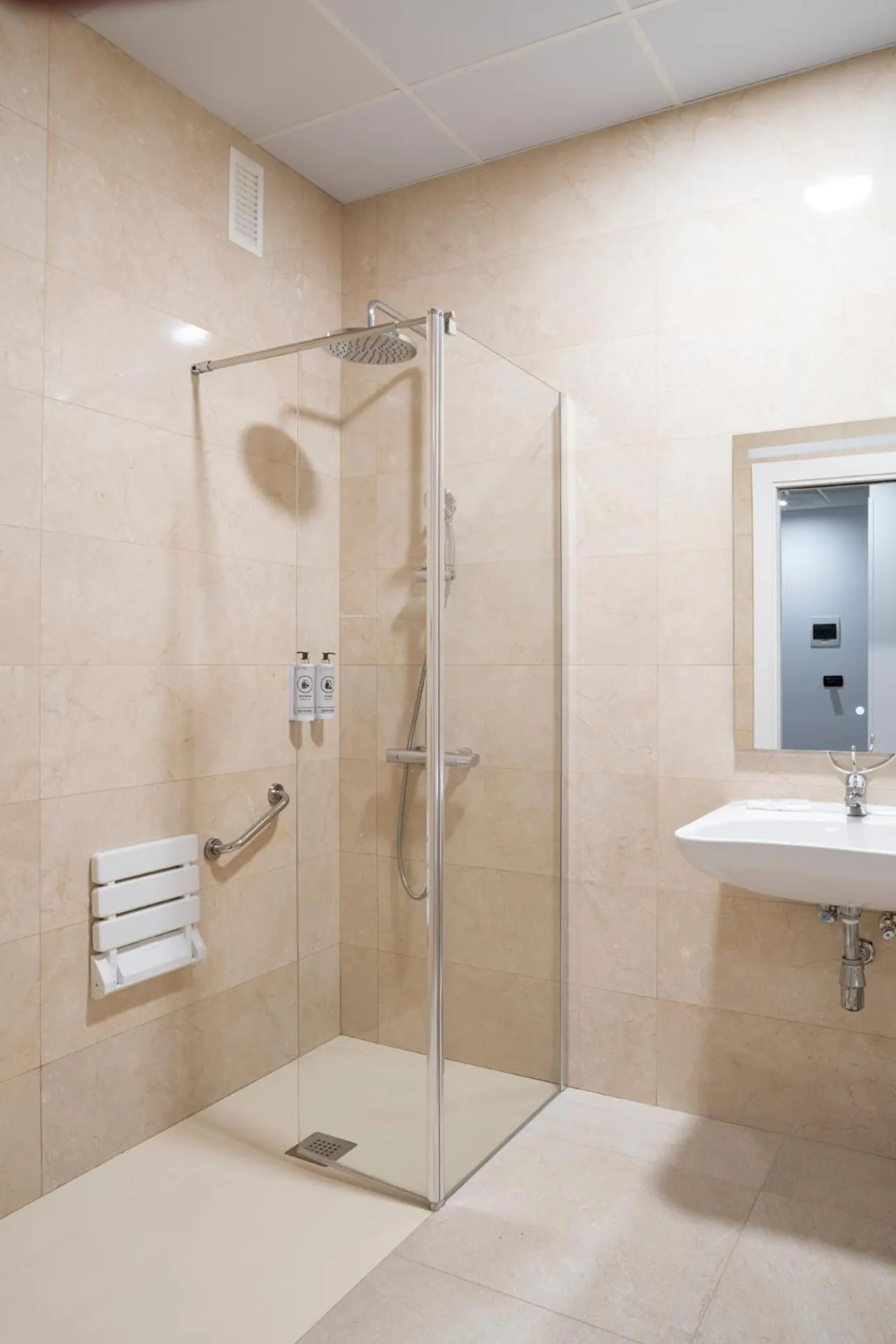 Bathroom in Hotel Alda Malvasía