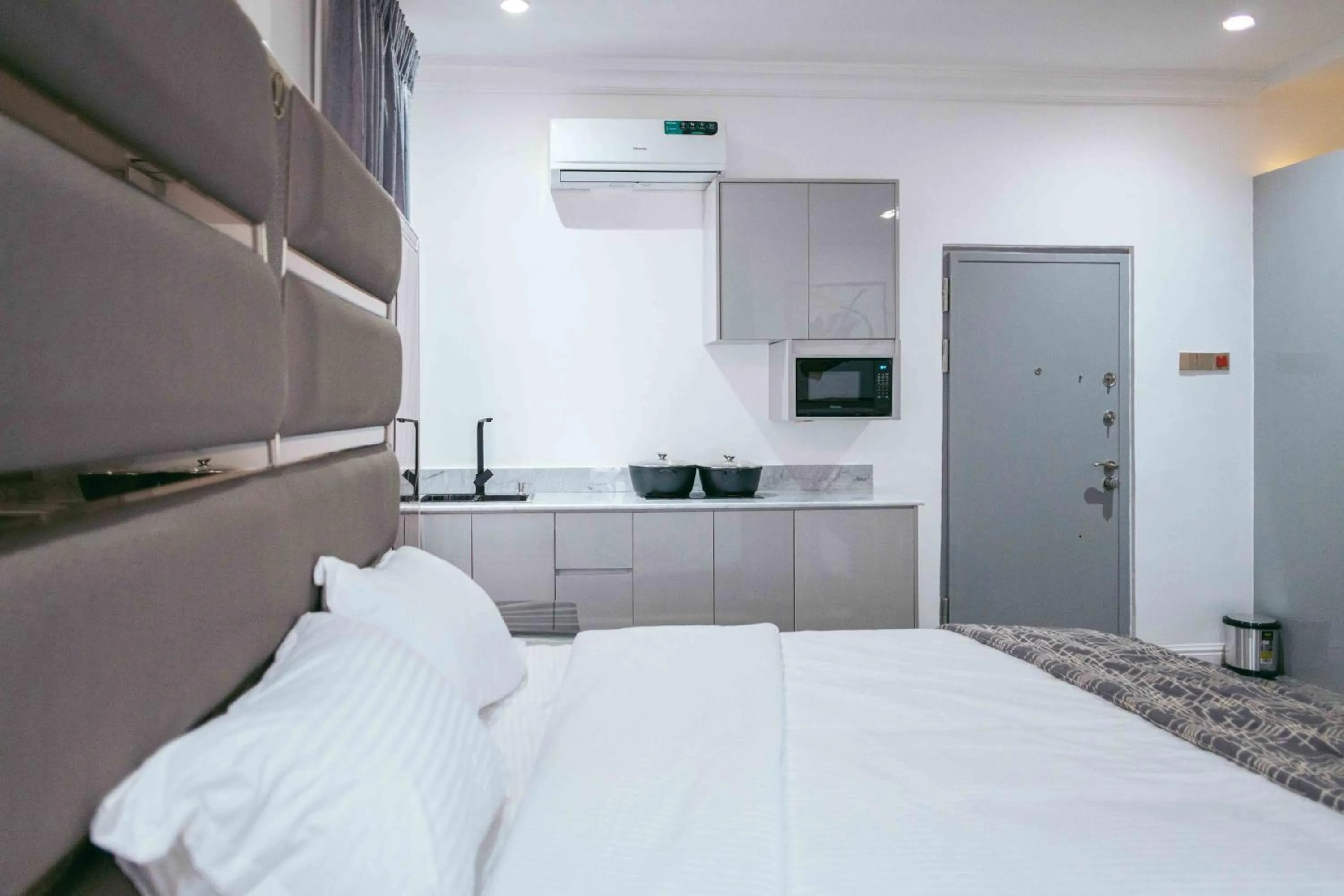 Kitchen or kitchenette, Bed in Phoenix Luxury Apartments