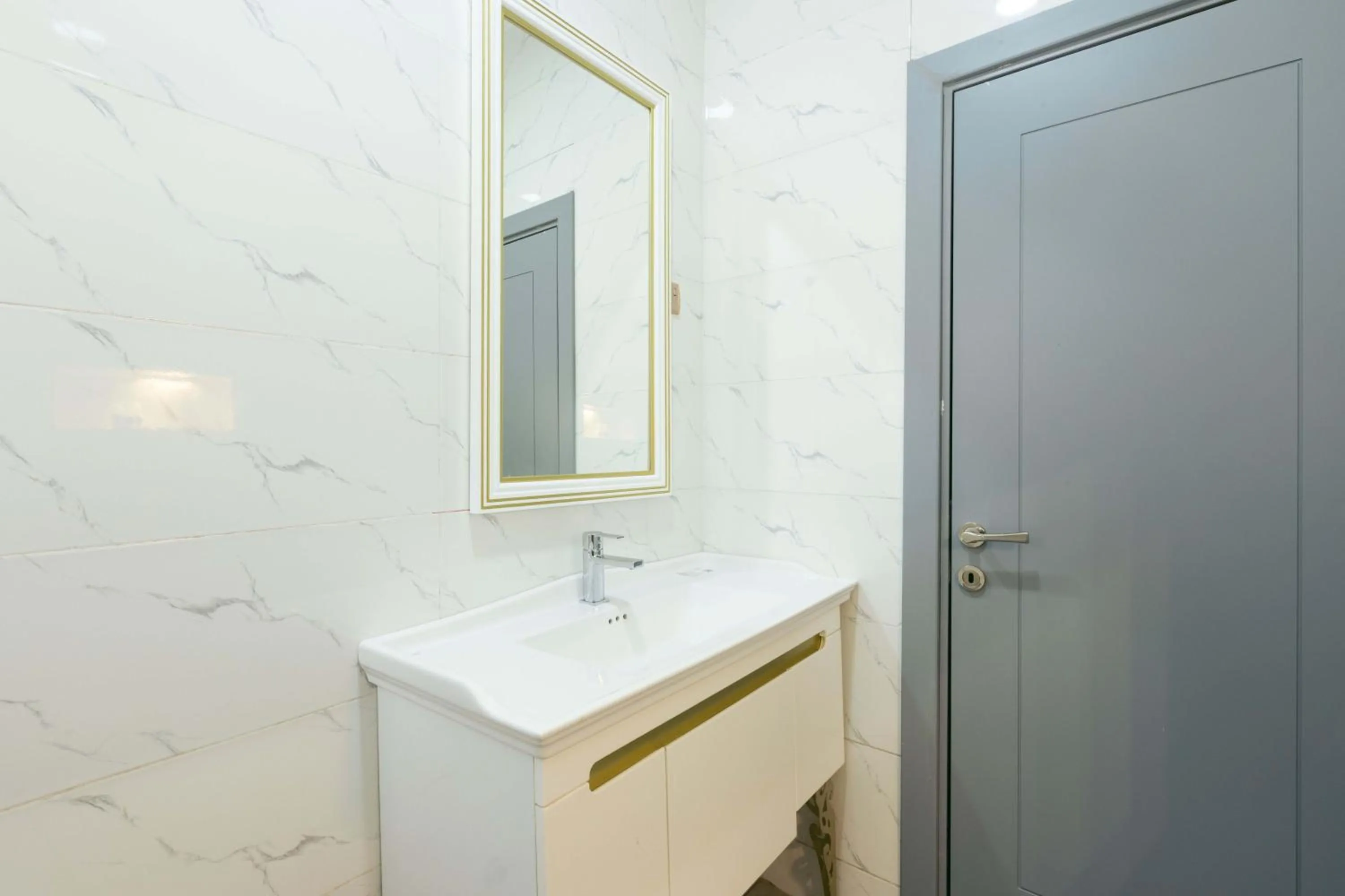 Shower in Phoenix Luxury Apartments