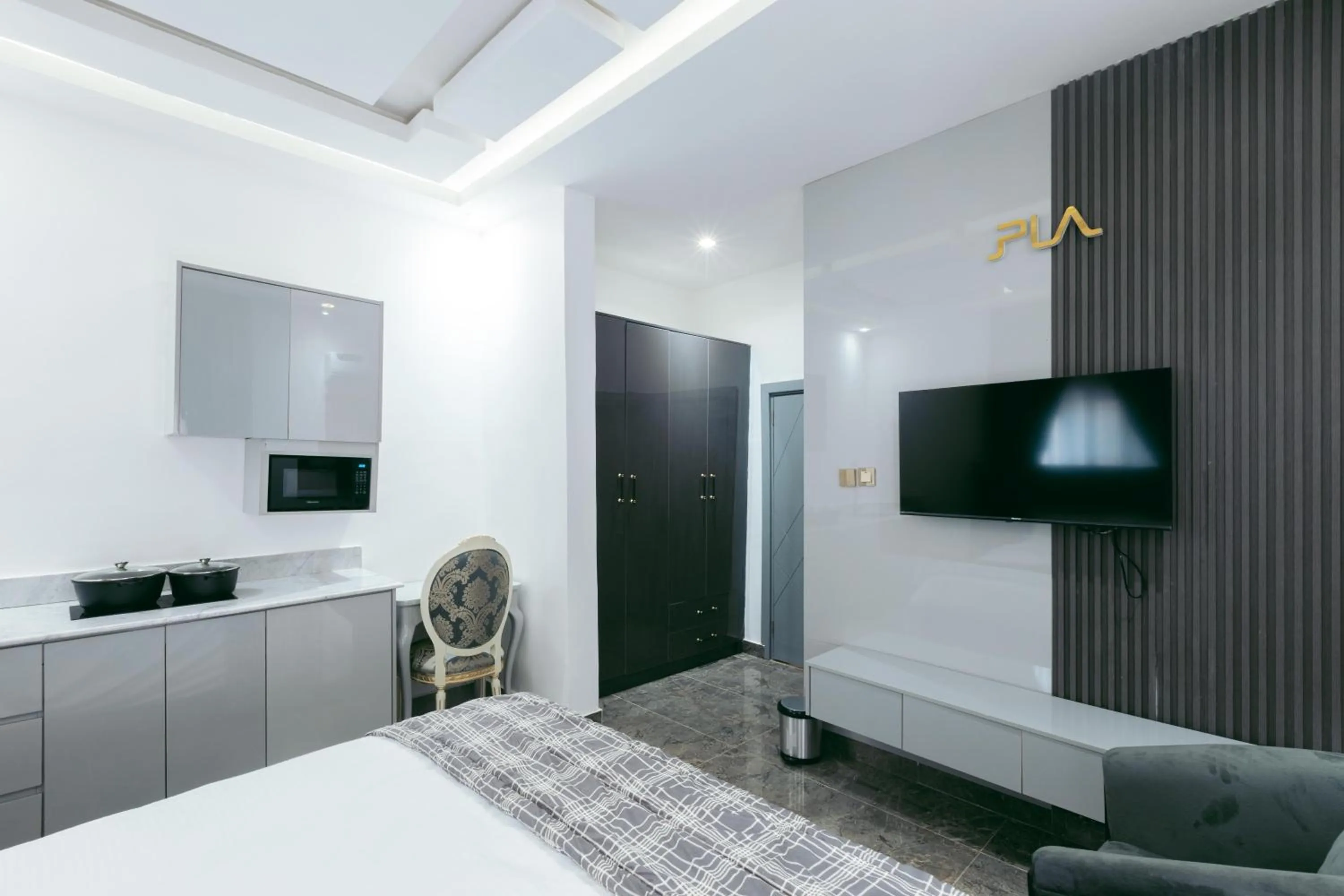 TV and multimedia, Bed in Phoenix Luxury Apartments