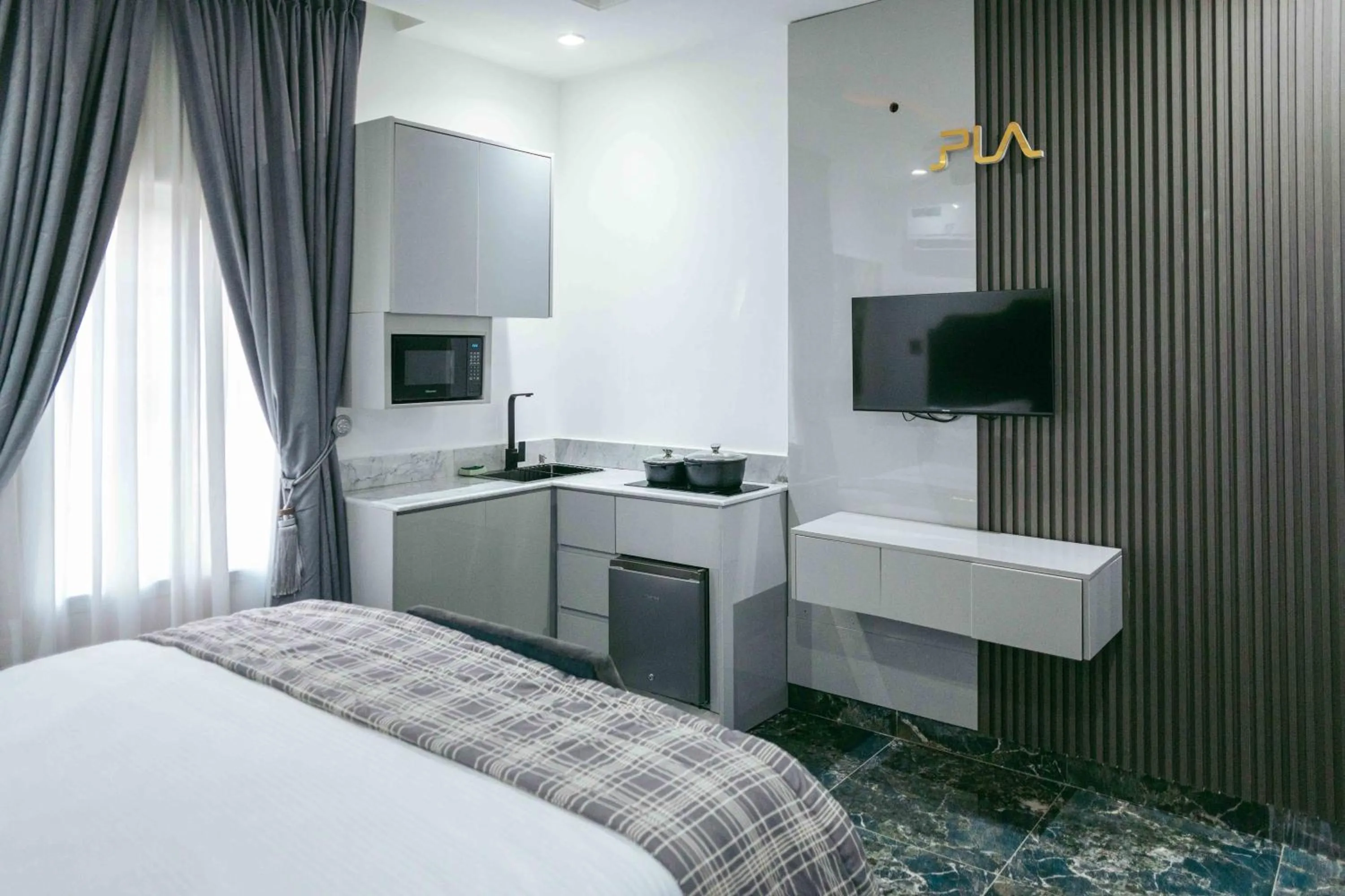 TV and multimedia, Bed in Phoenix Luxury Apartments