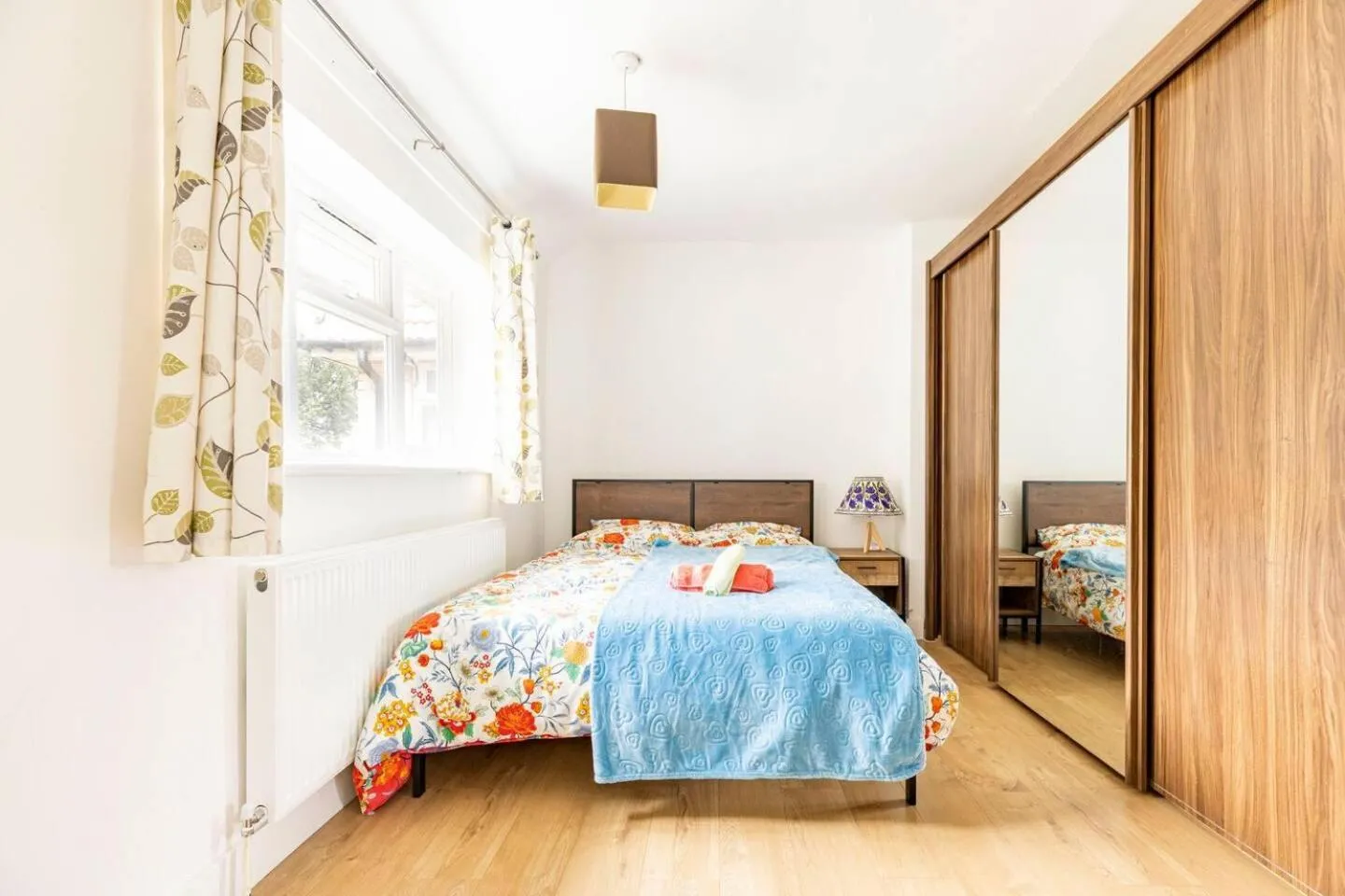 Vacation Home in 3 Bed House Sleeps 8 -Near Heathrow -Free Parking