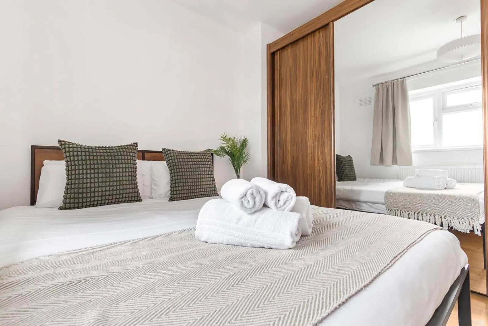 3 Bed House Sleeps 8 -Near Heathrow -Free Parking