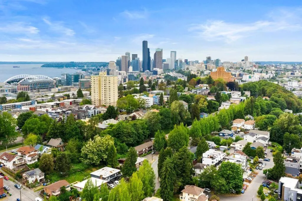 Seattle Cloud 2BR Prime Location