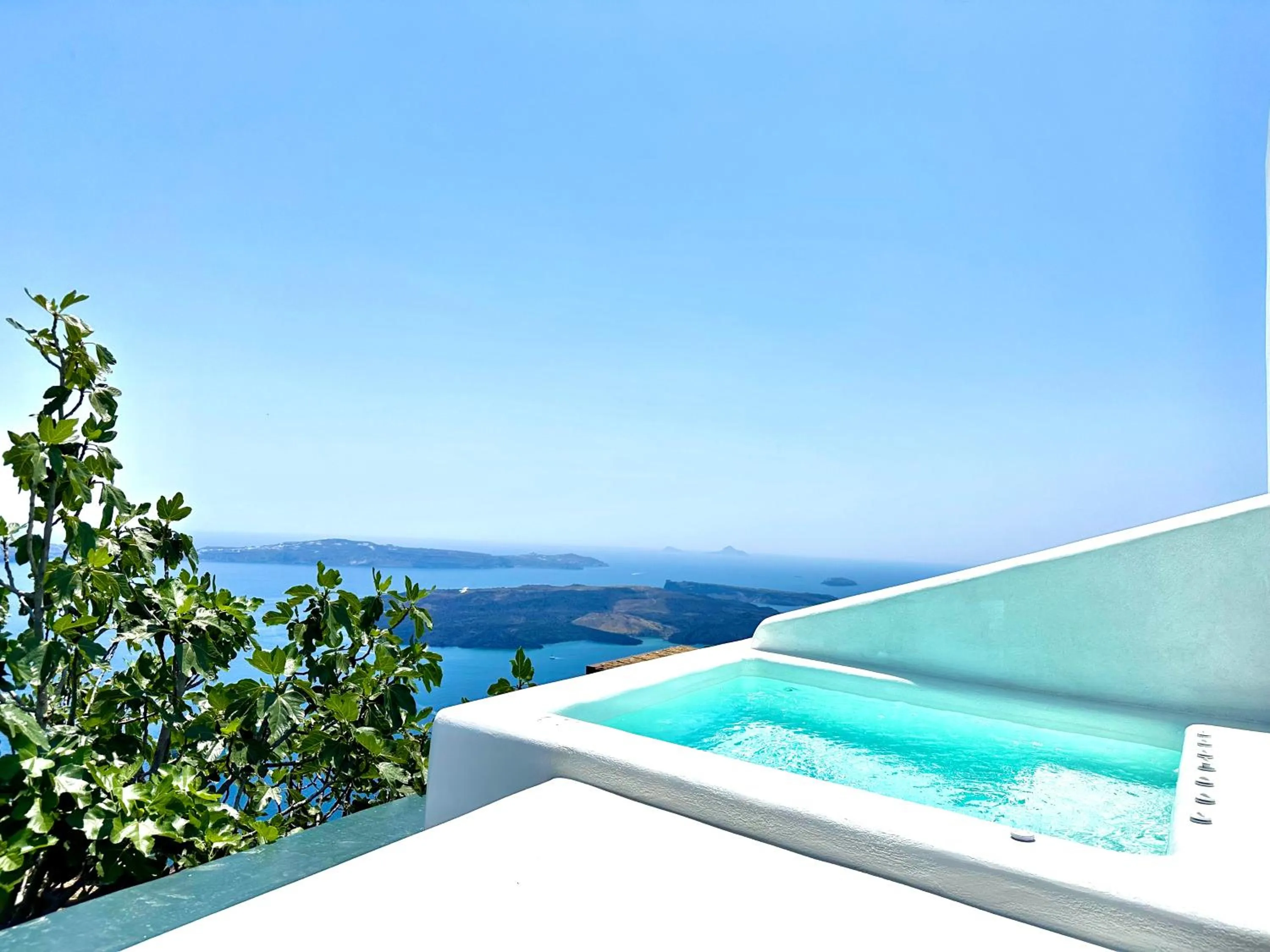 Hot Tub in Eteoro Suites