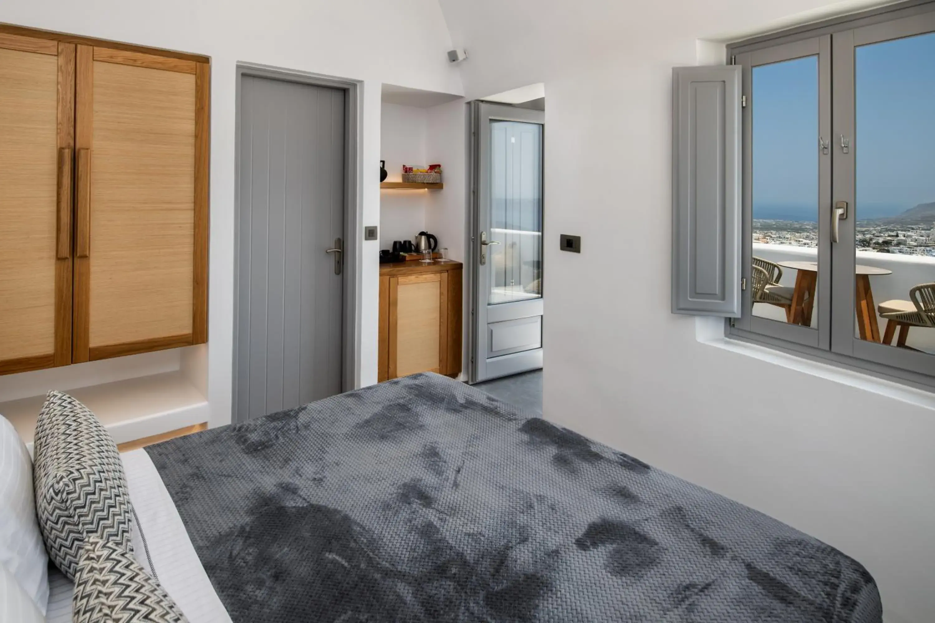 Bed in Eteoro Suites Bed in Eteoro Suites