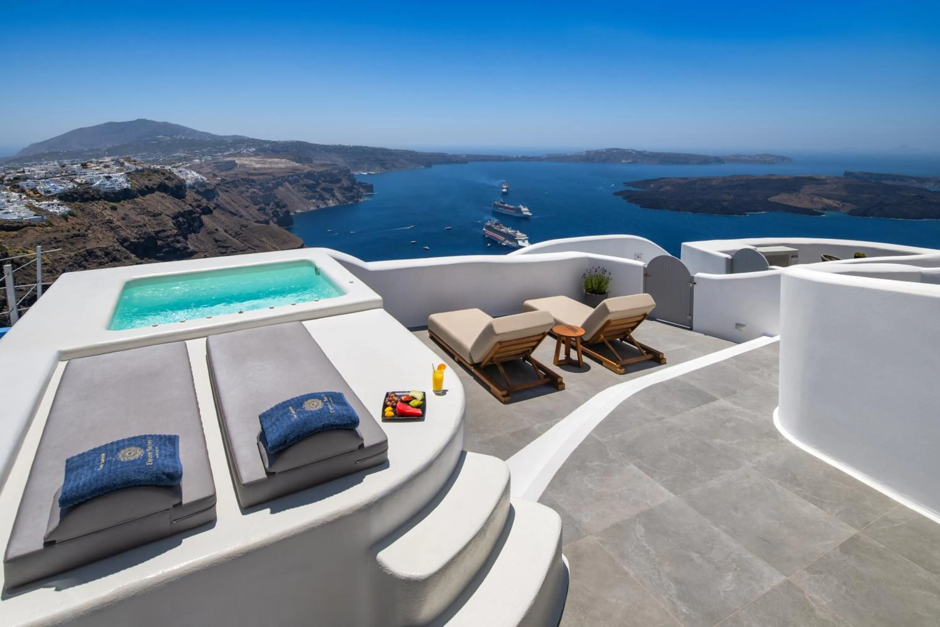 Hot Tub in Eteoro Suites