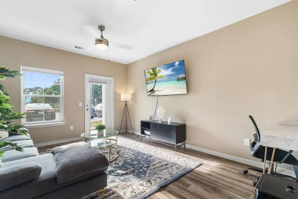 Elegant 1BR/1BA Condo with Pool, Gym and Laundry