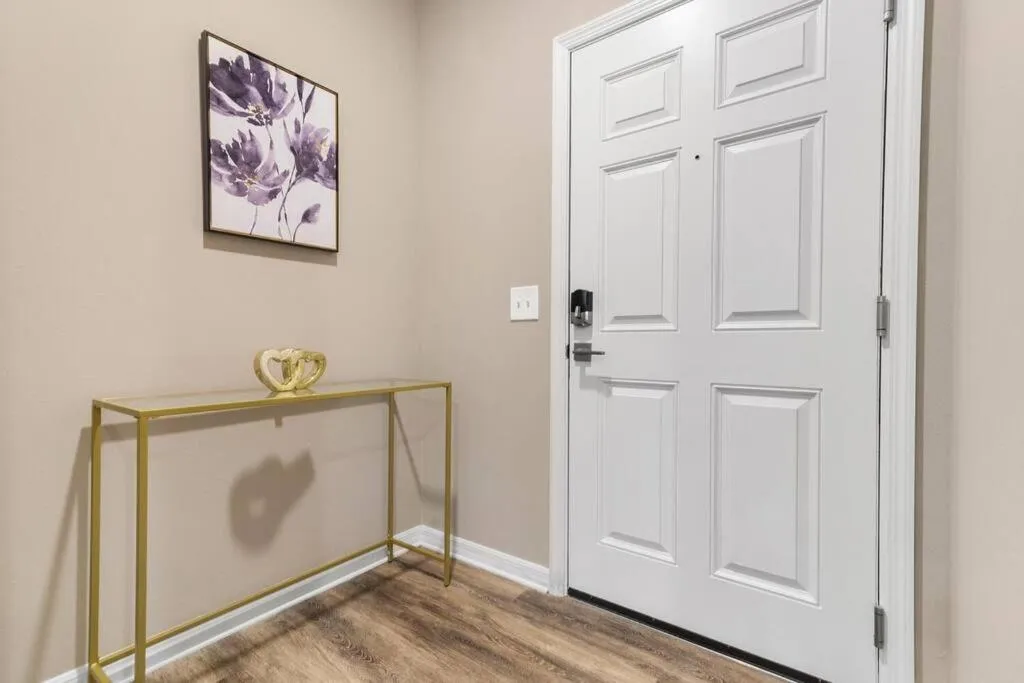 Elegant 1BR/1BA Condo with Pool, Gym and Laundry