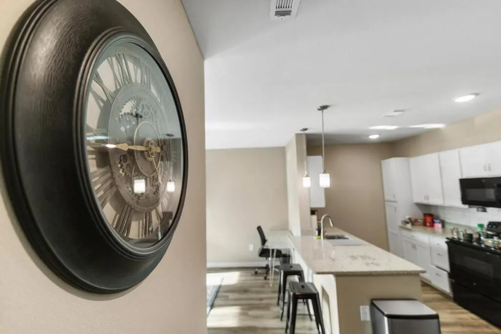 Elegant 1BR/1BA Condo with Pool, Gym and Laundry