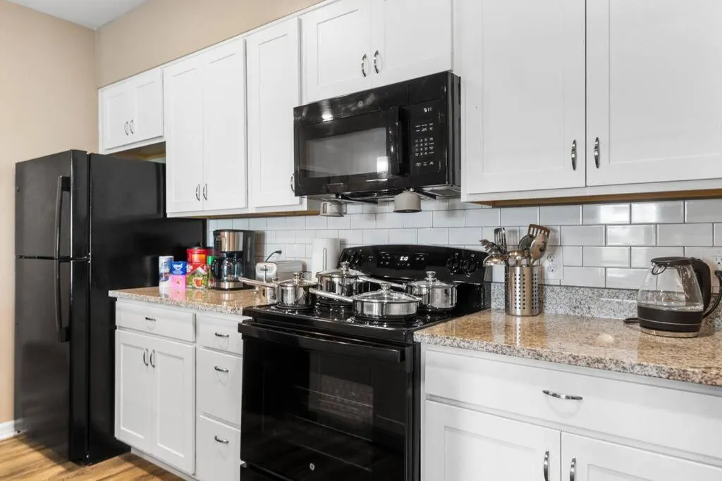 Elegant 1BR/1BA Condo with Pool, Gym and Laundry