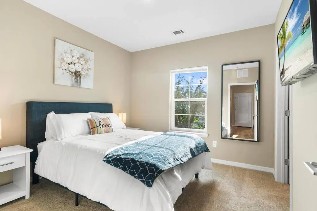 Bed in Elegant 1BR/1BA Condo with Pool, Gym and Laundry