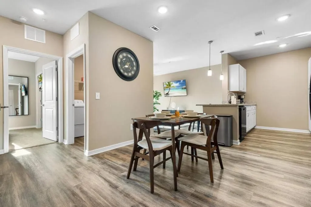 Elegant 1BR/1BA Condo with Pool, Gym and Laundry