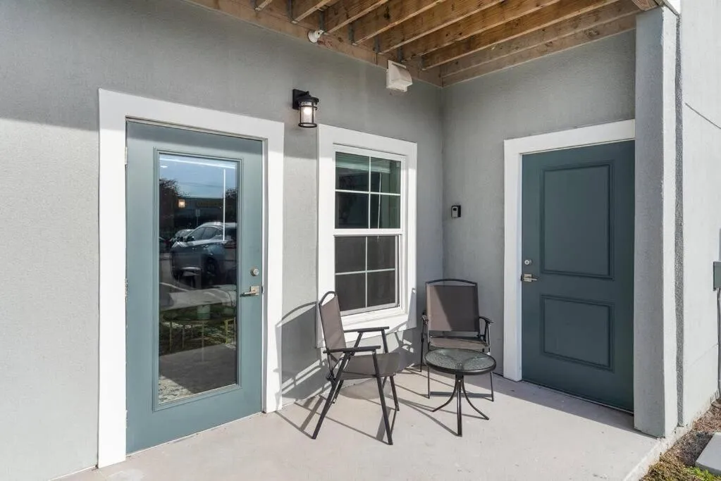 Elegant 1BR/1BA Condo with Pool, Gym and Laundry