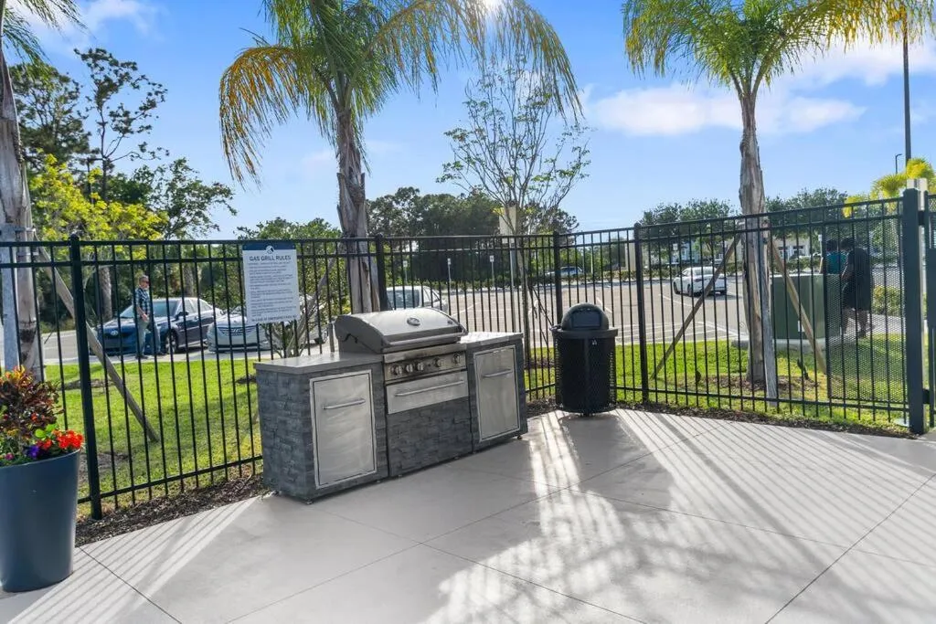 Elegant 1BR/1BA Condo with Pool, Gym and Laundry