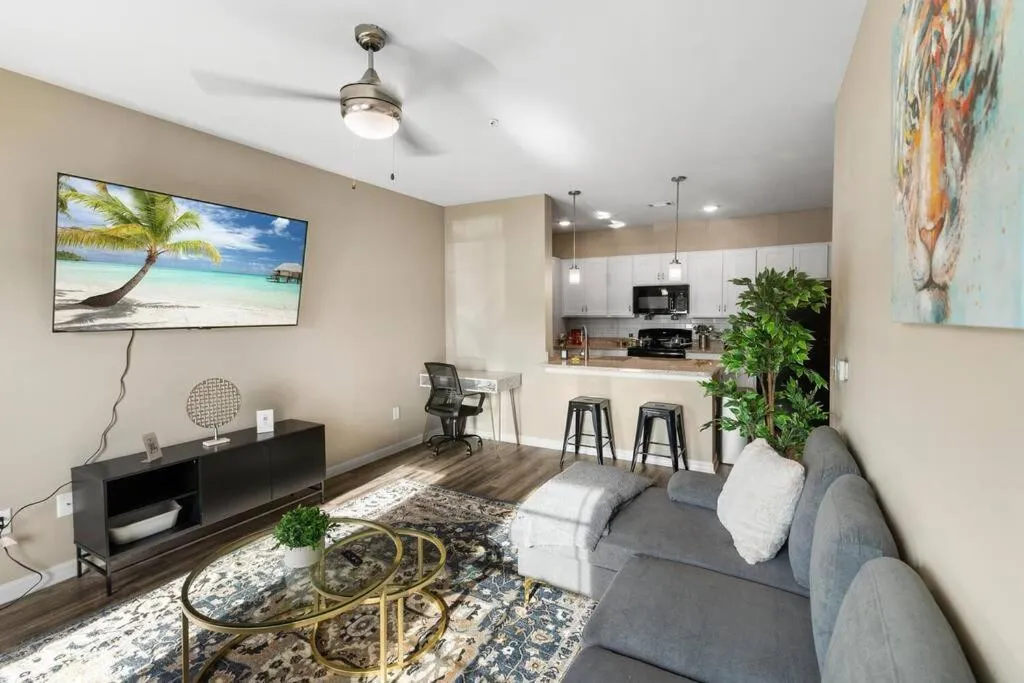 Elegant 1BR/1BA Condo with Pool, Gym and Laundry