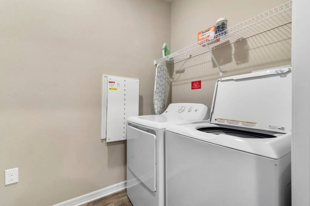 Elegant 1BR/1BA Condo with Pool, Gym and Laundry