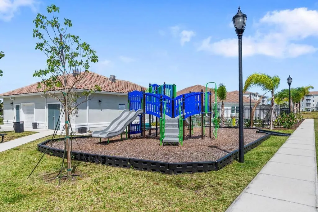 Elegant 1BR/1BA Condo with Pool, Gym and Laundry