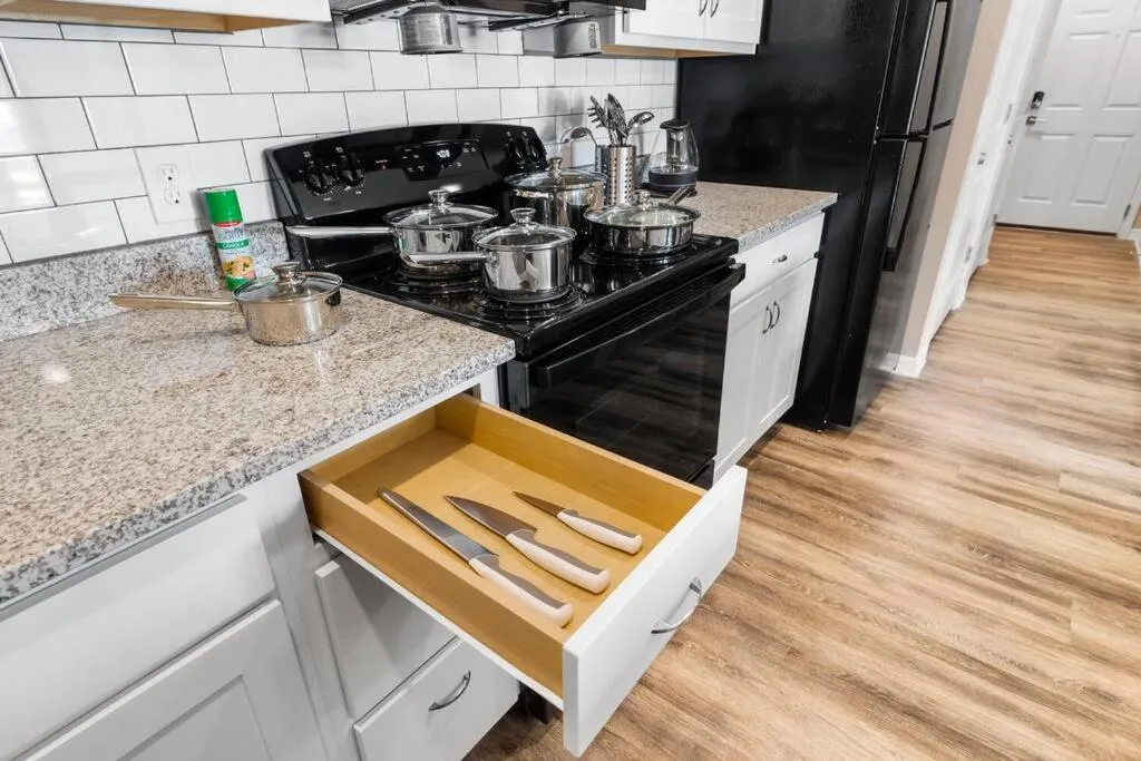 Elegant 1BR/1BA Condo with Pool, Gym and Laundry