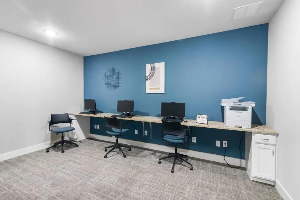 Elegant 1BR/1BA Condo with Pool, Gym and Laundry