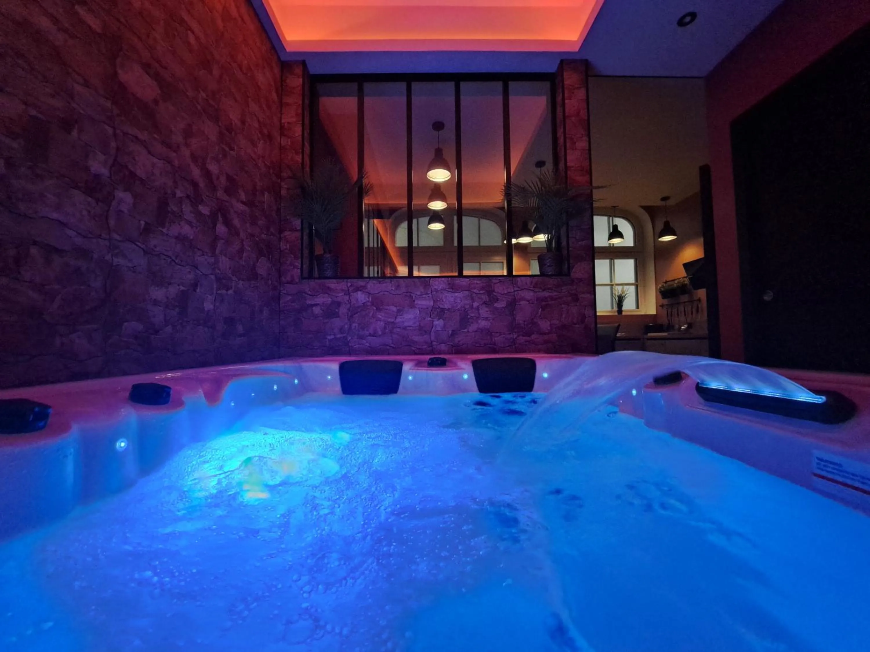 Hot Tub in Ospaloft, meublé haut de gamme avec spa privatif