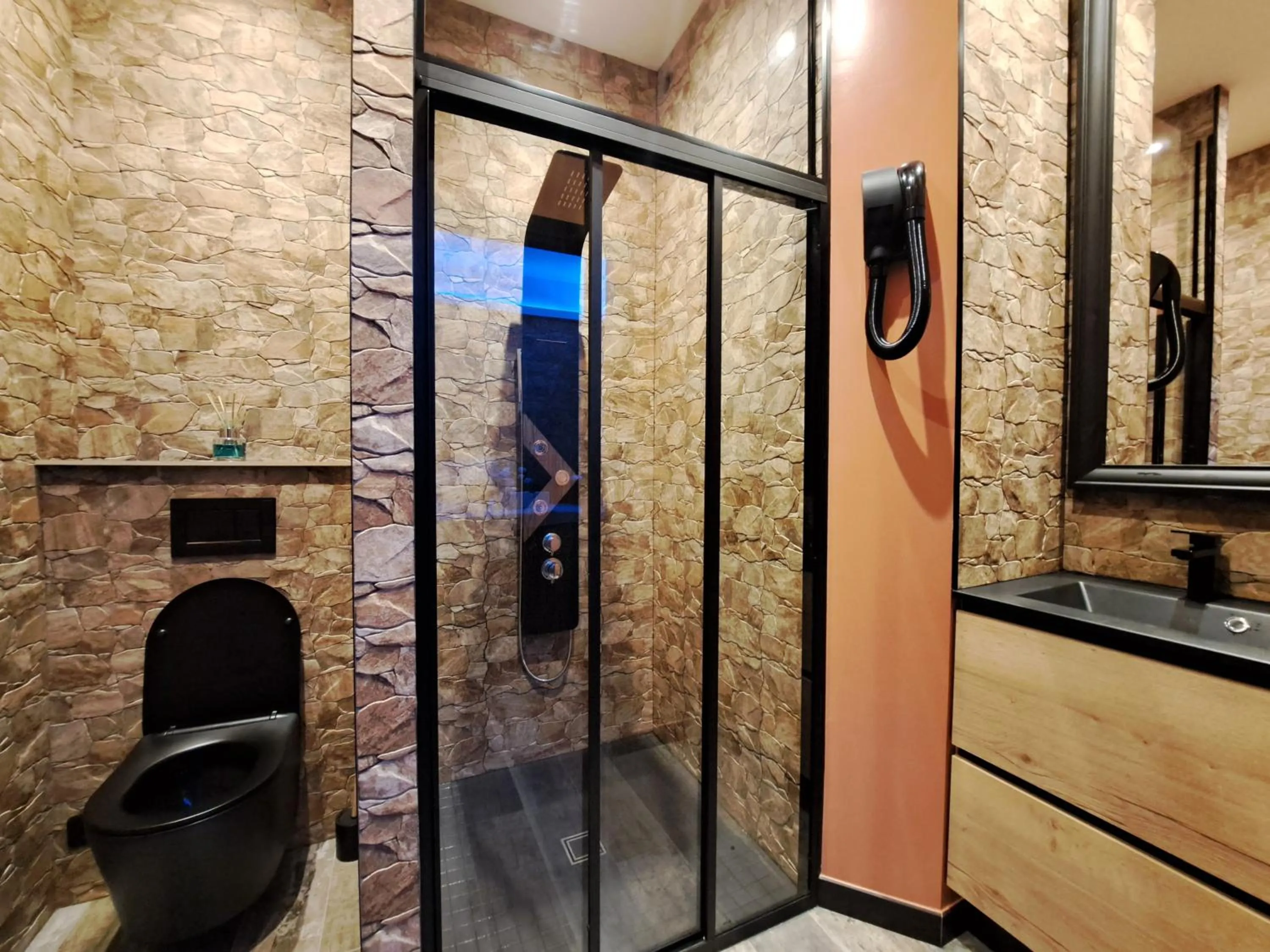 Shower in Ospaloft, meublé haut de gamme avec spa privatif