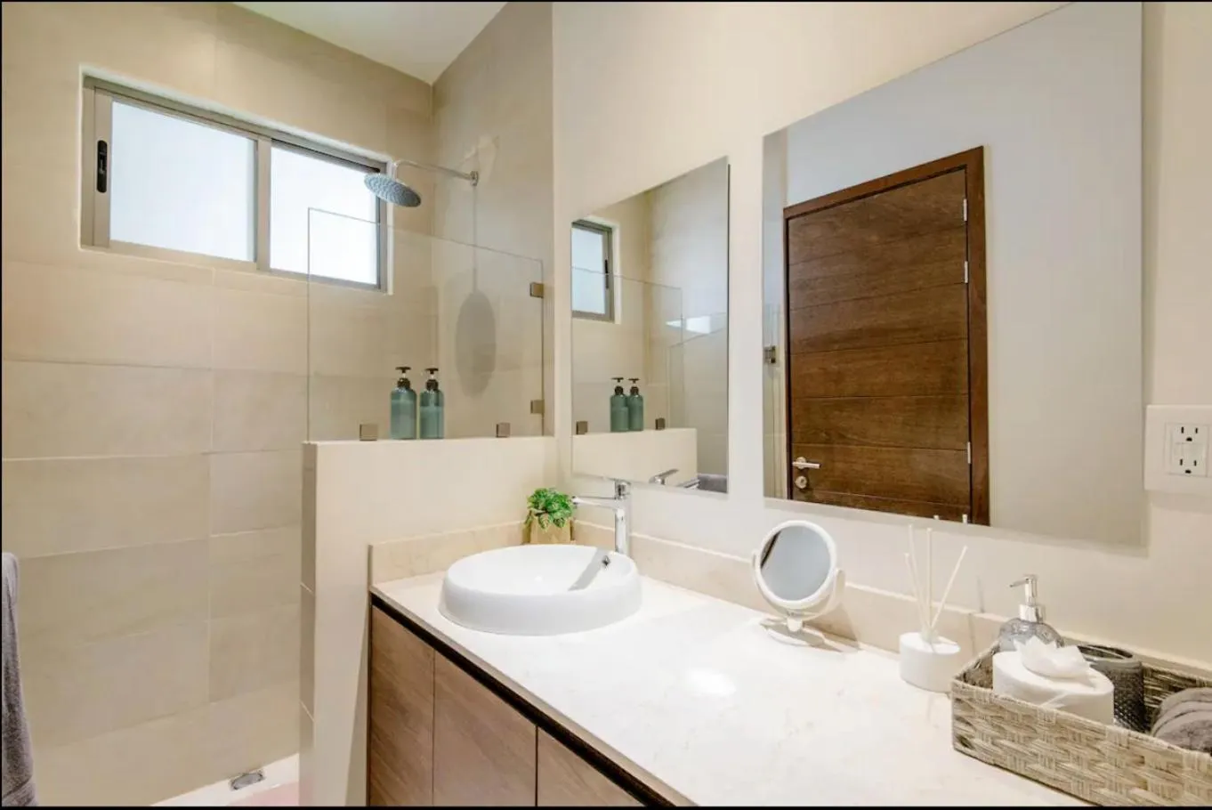 Shower in Loft con balcón privado, estacionamiento gratis - Un oasis en Los Cabos