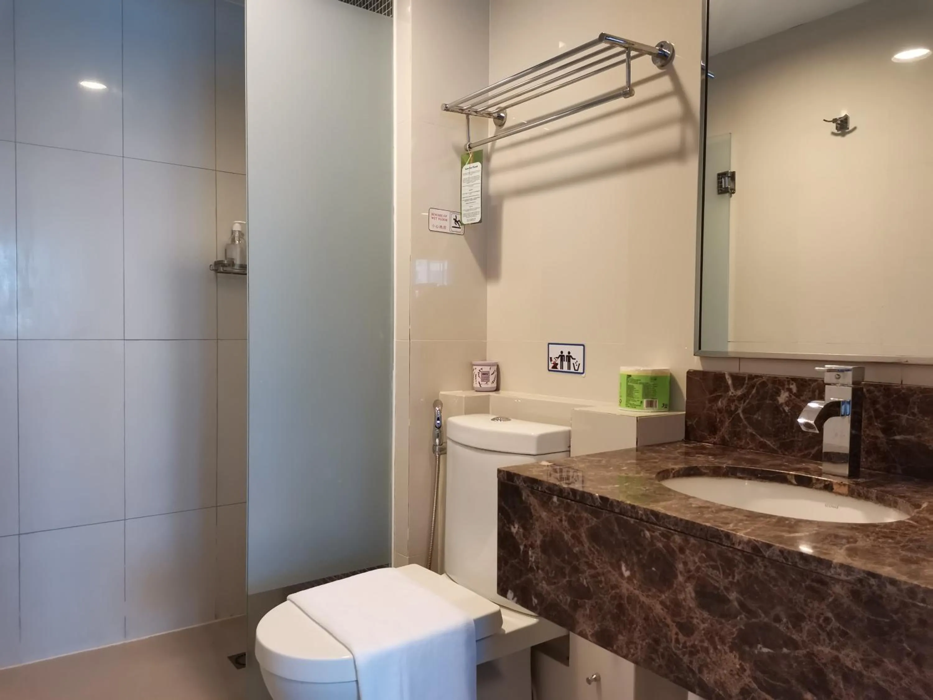 Shower in Greenage MingSuite 明绿时代套房 Kota Kinabalu 亚庇市中心