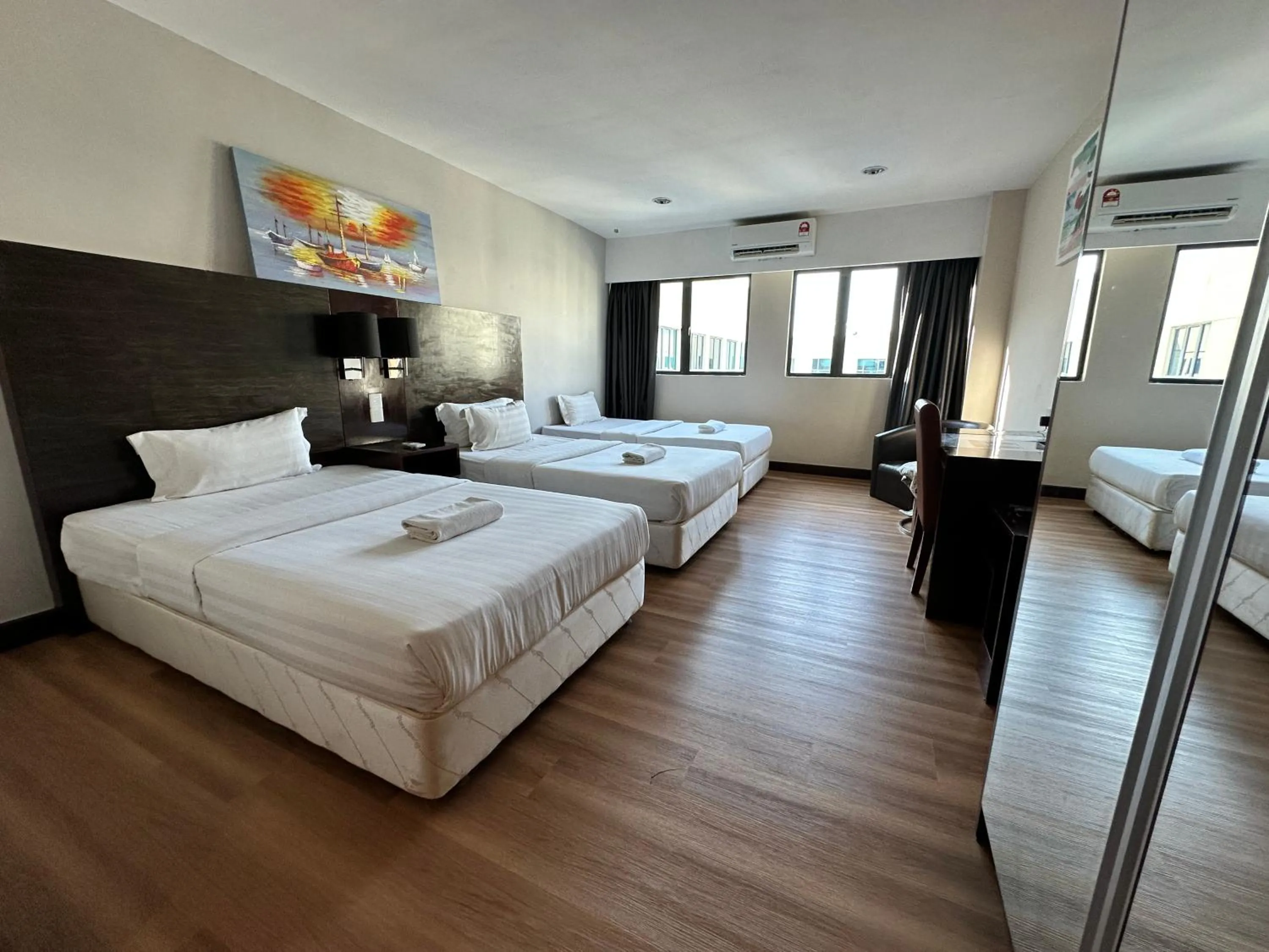 Photo of the whole room, Bed in Greenage MingSuite 明绿时代套房 Kota Kinabalu 亚庇市中心